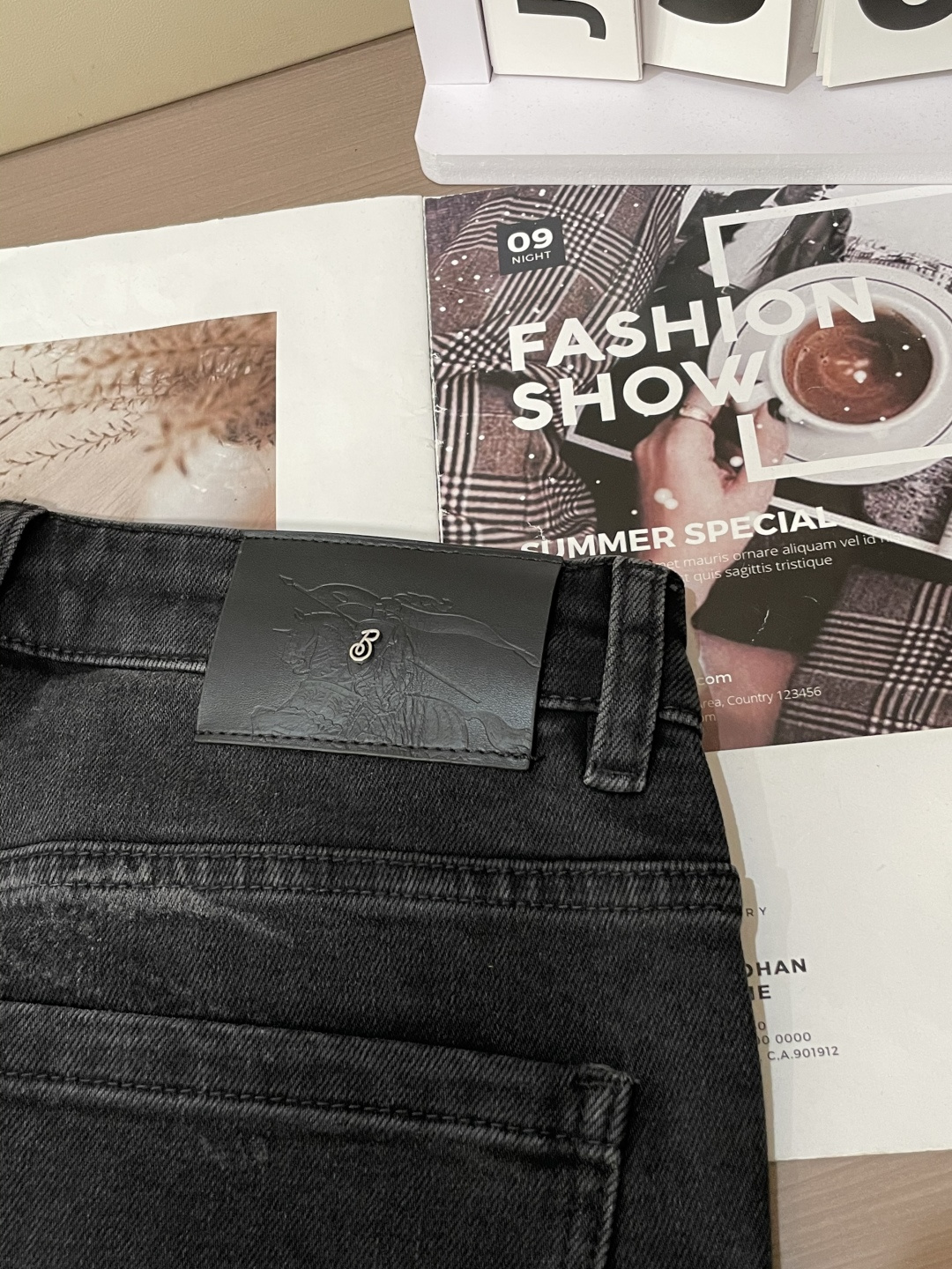 
Bur 
专柜最新同款牛仔裤 面料版型做工绝绝子
好穿不挑身材在搭配上没有太多的限制 随意简洁的衬托其