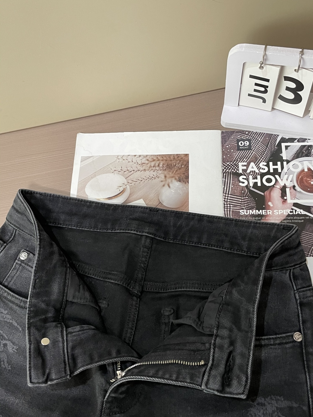 
Bur 
专柜最新同款牛仔裤 面料版型做工绝绝子
好穿不挑身材在搭配上没有太多的限制 随意简洁的衬托其