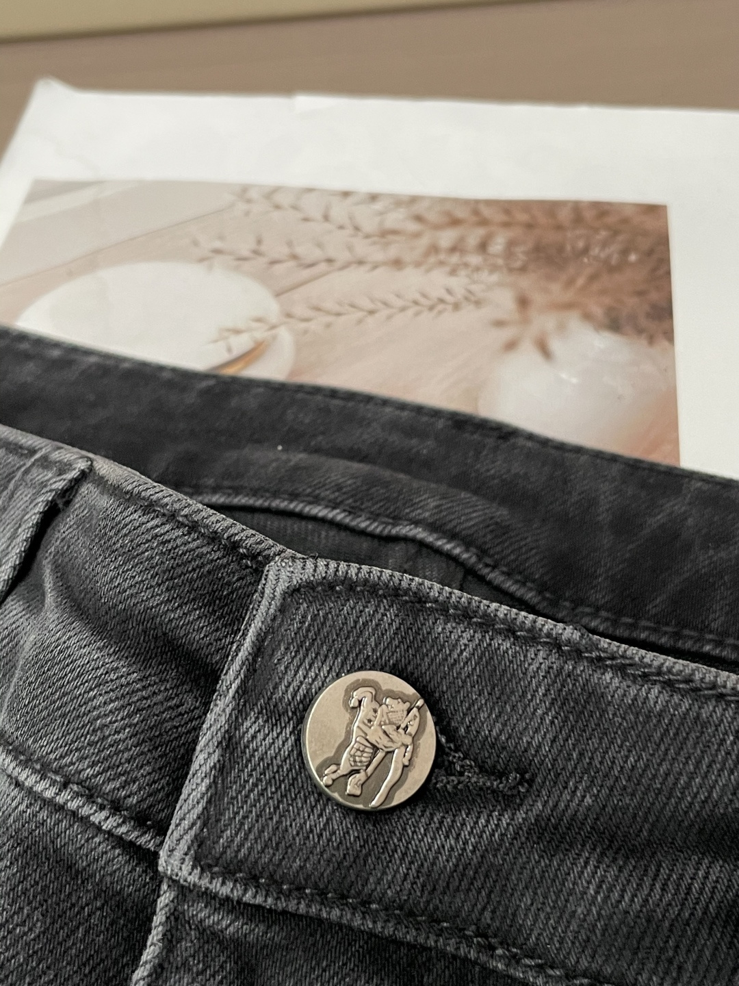 
Bur 
专柜最新同款牛仔裤 面料版型做工绝绝子
好穿不挑身材在搭配上没有太多的限制 随意简洁的衬托其