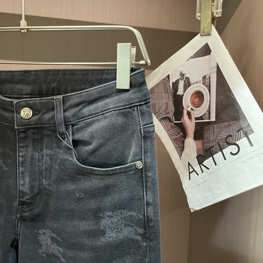 
Bur 
专柜最新同款牛仔裤 面料版型做工绝绝子
好穿不挑身材在搭配上没有太多的限制 随意简洁的衬托其