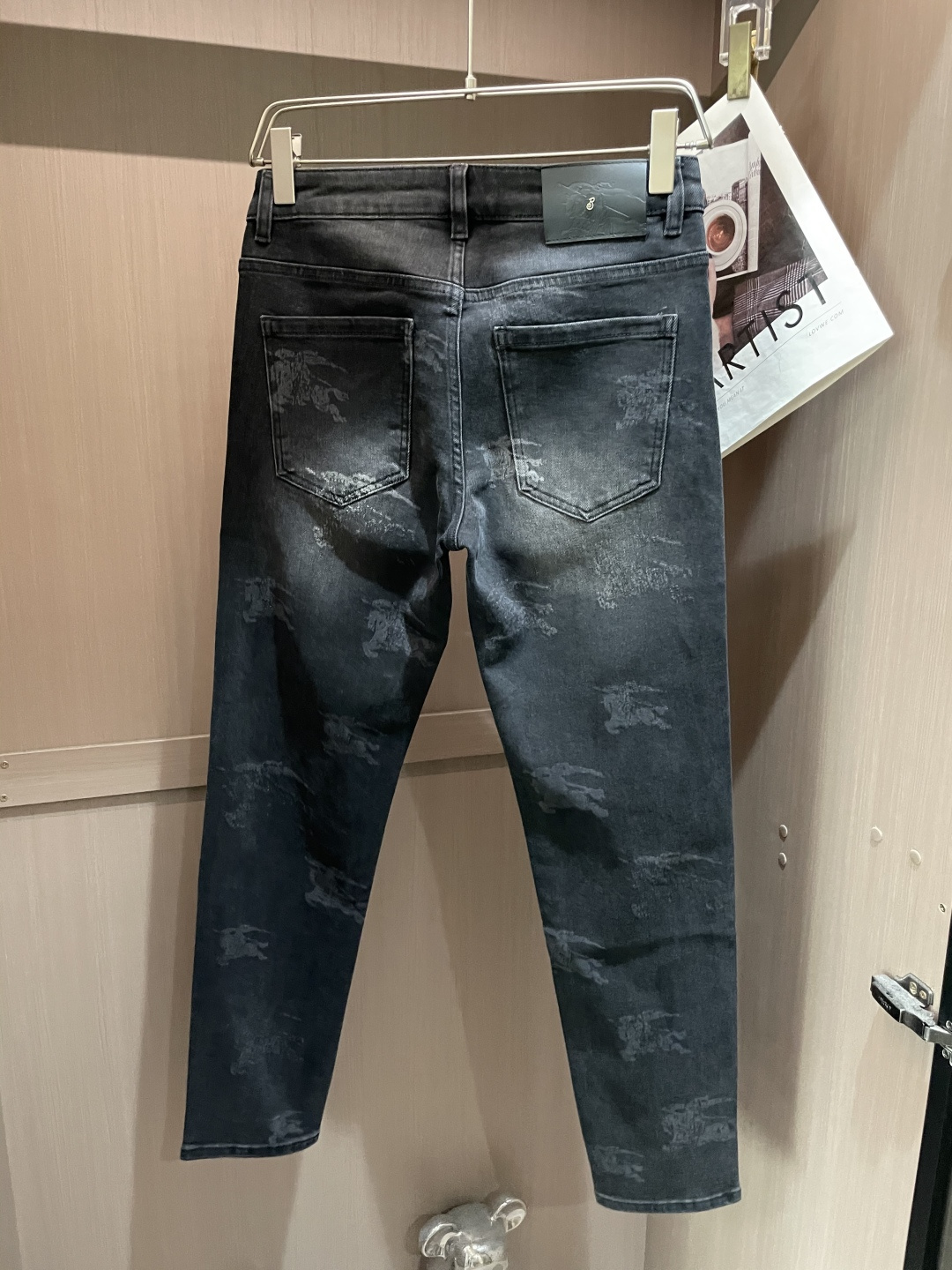 
Bur 
专柜最新同款牛仔裤 面料版型做工绝绝子
好穿不挑身材在搭配上没有太多的限制 随意简洁的衬托其