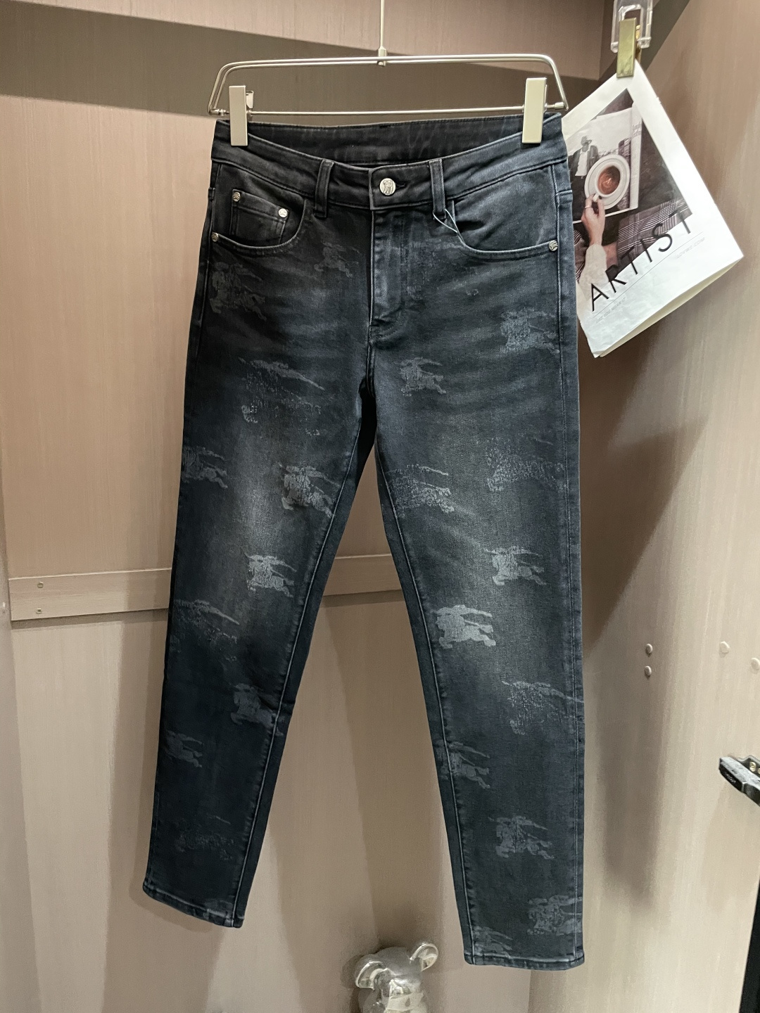 NO:513318,Bur the latest style of jeans in the counter. The fabric style is absolutely craftsmanship. It is easy to wear and not pick on the figure. There are no restrictions on matching. It can set off other items in a simple way to show your style and posture~ You can match any style of items, match them with various T-shirts/shirts, knitted jackets. You don’t have to worry about matching when going out every day. 3 sizes 29-38,,burberry,jeans,jackets & coats,shirts,tees,t-shirt,alexander wang19860909Bur 专柜最新同款牛仔裤 面料版型做工绝绝子 好穿不挑身材在搭配上没有太多的限制 随意简洁的衬托其他单品,来展现自己的风格姿态～ 可以百搭任何风格的单品,搭配各种T恤／衬衫,针织外套都可,日常外出不必再为搭配而烦恼了3 尺码 29-38,,burberry,jeans,jackets & coats,shirts,tees，t-shirt,alexander wang,Men's clothing