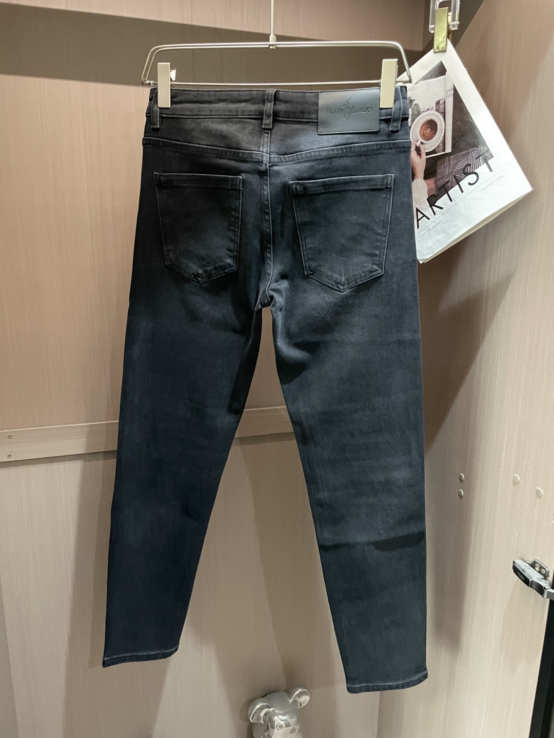 
拉夫劳伦
专柜最新同款牛仔裤 面料版型做工绝绝子
好穿不挑身材在搭配上没有太多的限制 随意简洁的衬托其