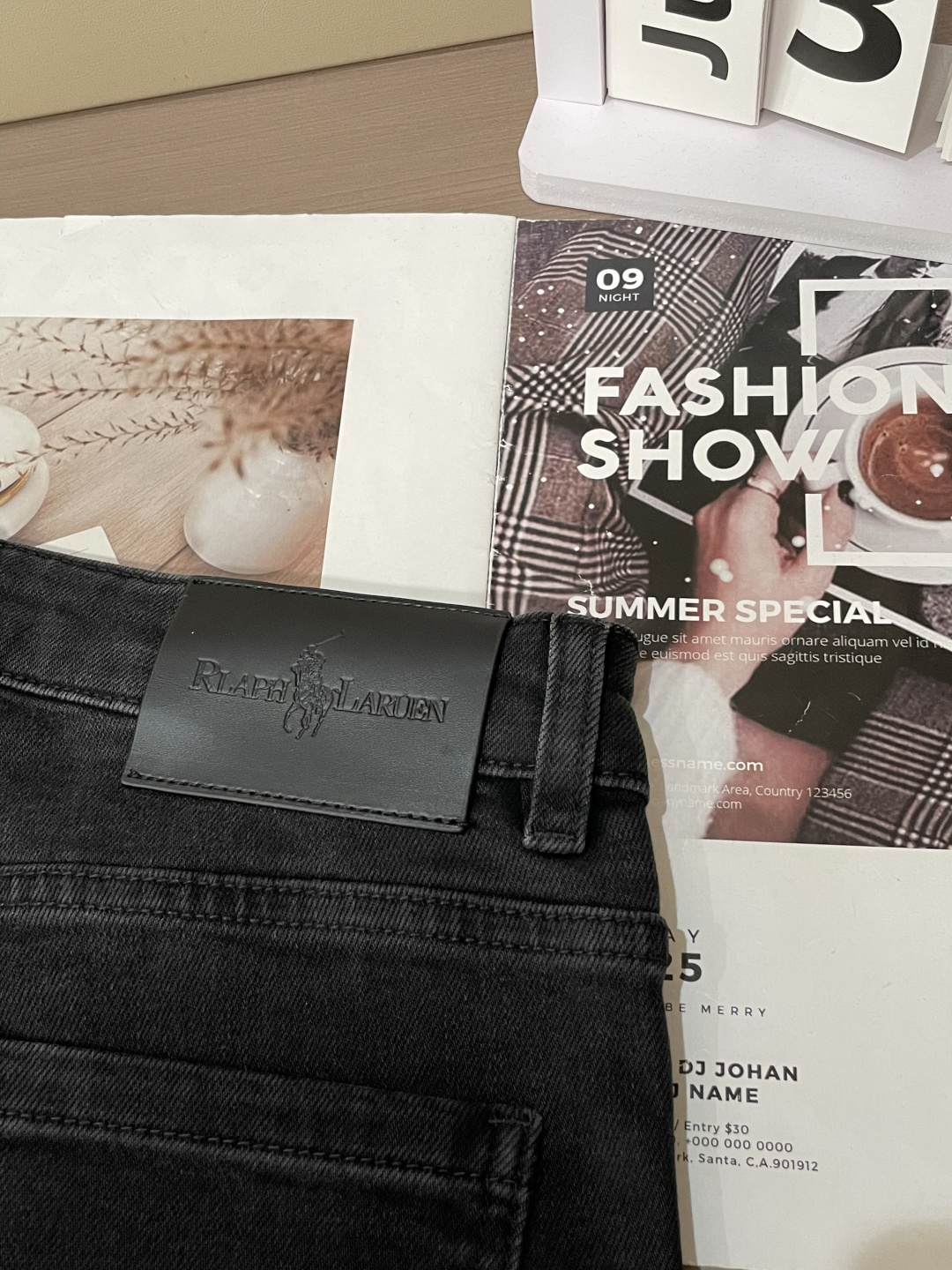 
拉夫劳伦
专柜最新同款牛仔裤 面料版型做工绝绝子
好穿不挑身材在搭配上没有太多的限制 随意简洁的衬托其