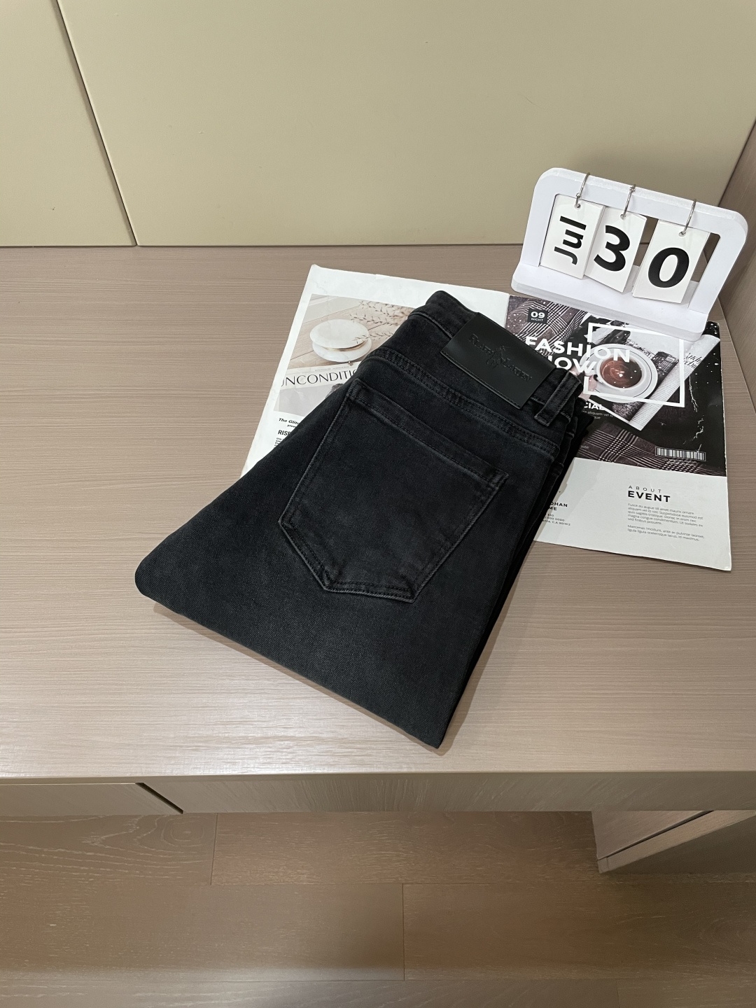 
拉夫劳伦
专柜最新同款牛仔裤 面料版型做工绝绝子
好穿不挑身材在搭配上没有太多的限制 随意简洁的衬托其