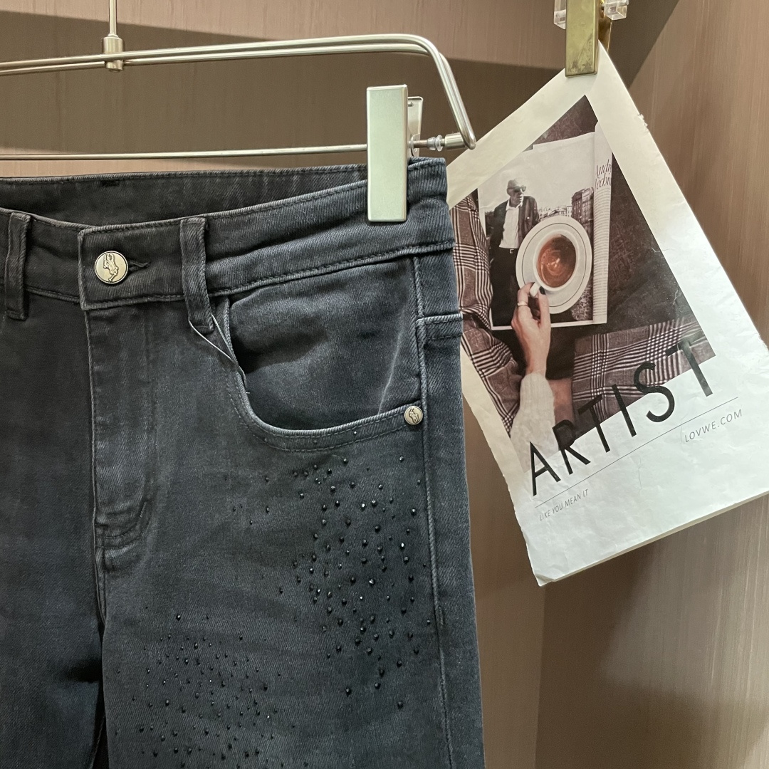 
拉夫劳伦
专柜最新同款牛仔裤 面料版型做工绝绝子
好穿不挑身材在搭配上没有太多的限制 随意简洁的衬托其