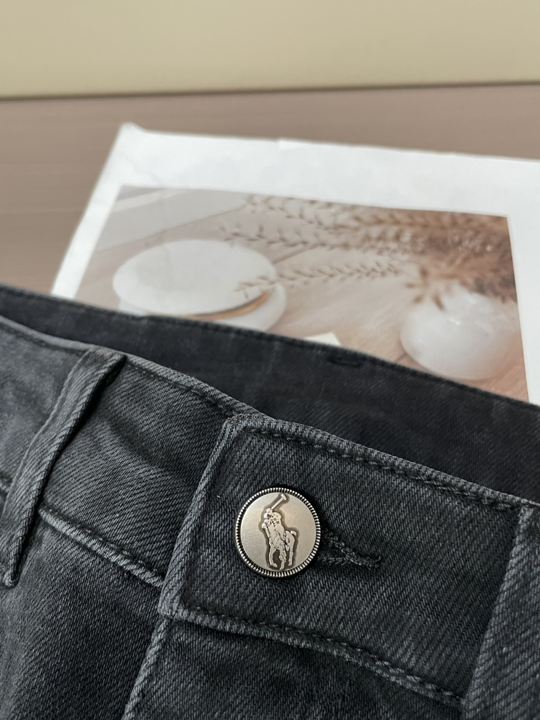 
拉夫劳伦
专柜最新同款牛仔裤 面料版型做工绝绝子
好穿不挑身材在搭配上没有太多的限制 随意简洁的衬托其