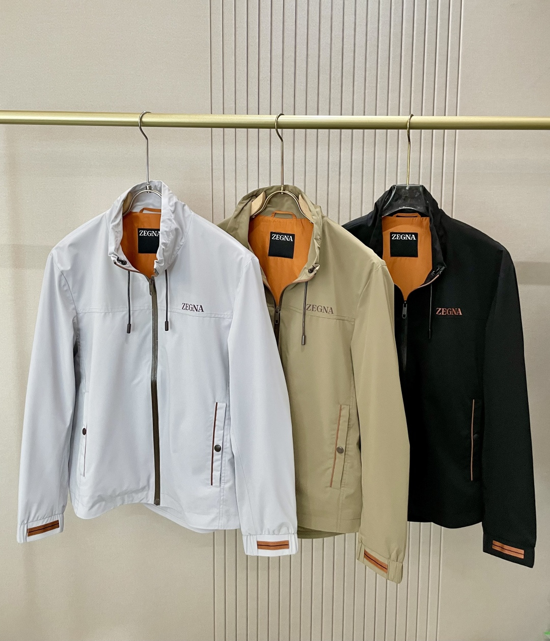 NO:513305,Zegn* 2025 autumn and winter new style, the latest fashion designer style, jacket, details everywhere show the high-end structural tailoring design changes to show the diverse image changes of men, slim and neat, tailoring, meet the popular multi-layered outfits and versatile styles of life!  Color black gray military green code number M-3XL,,jackets & coats,jackets & coats,alexander wang19860909Zegn* 2025秋冬新款 最新款时尚设计师款 夹克外套.处处细节显工艺足够的高级结构性剪裁的设计改变来展现男士多样的形象变化,修身利落、剪裁合体,满足时下正流行的多层次穿搭,生活百搭款式！ 颜色黑色 灰色 军绿 码数M-3XL,,jackets & coats,jackets & coats,alexander wang,Men's clothing