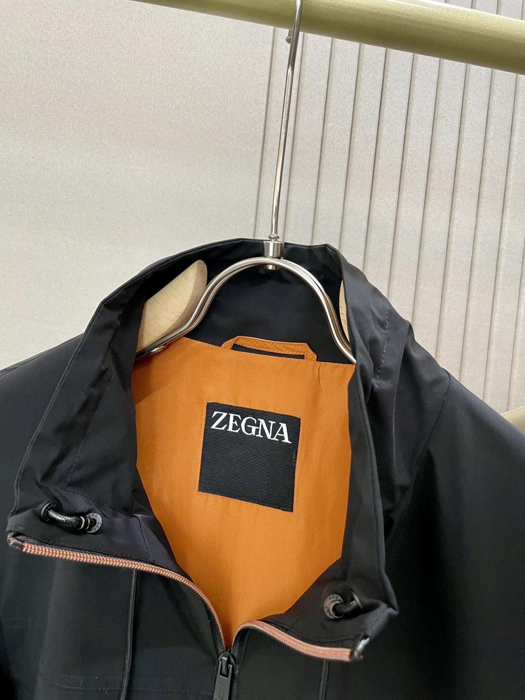 
Zegn* 2025秋冬新款 最新款时尚设计师款  夹克外套.处处细节显工艺足够的高级   结构性剪裁