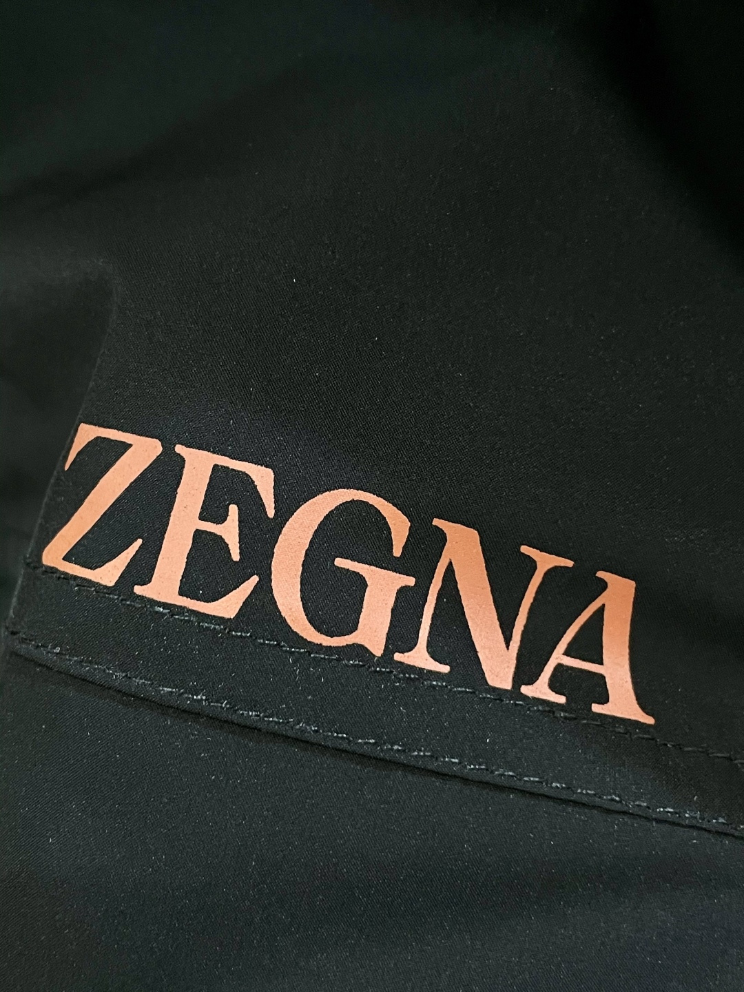 
Zegn* 2025秋冬新款 最新款时尚设计师款  夹克外套.处处细节显工艺足够的高级   结构性剪裁