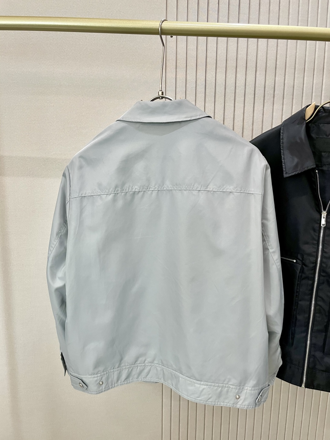 
2025秋冬新款新款 PR*DA 夹克外套  面料舒适柔软 经典的品牌logo装饰设计理念完美 符有独