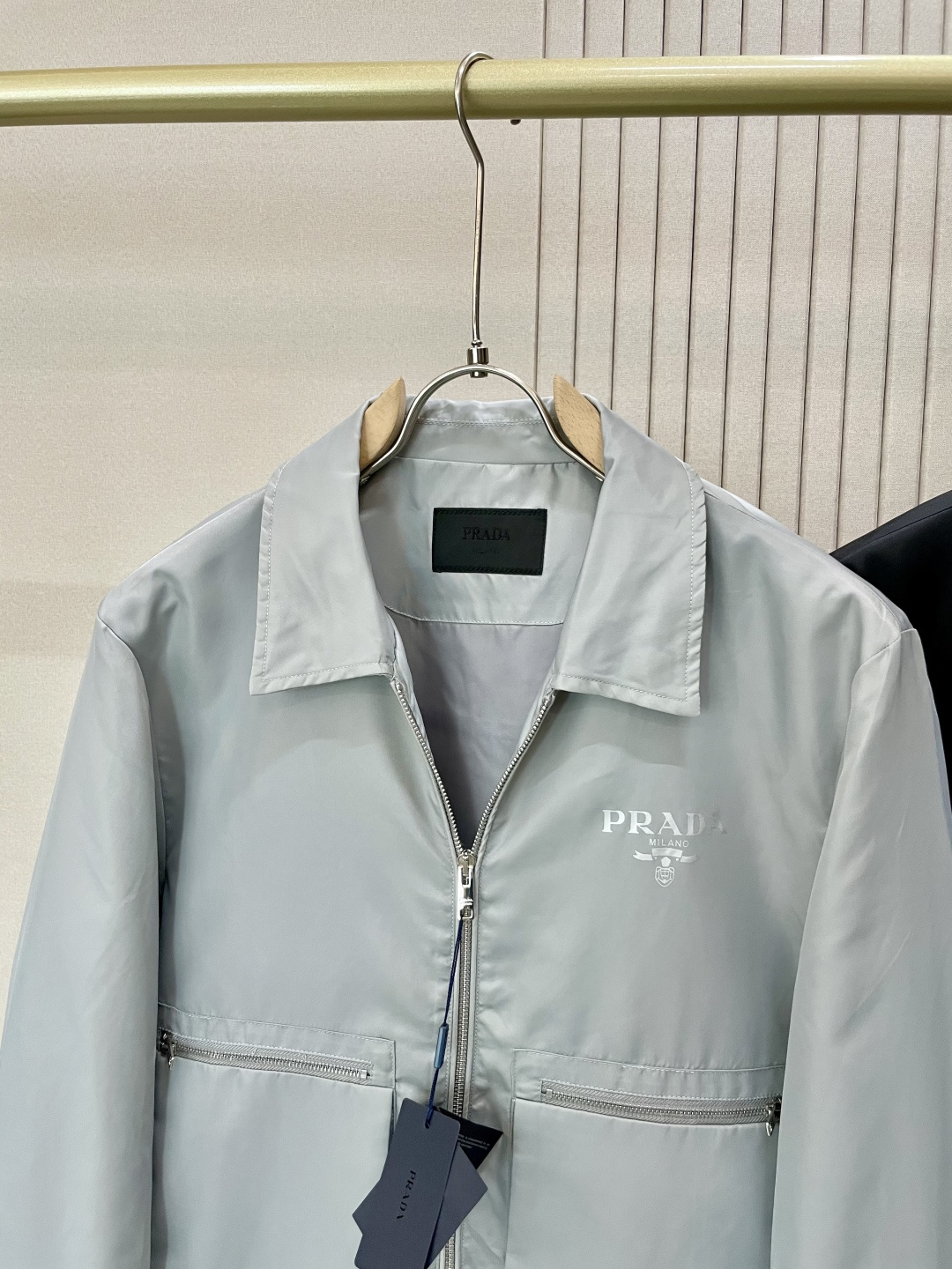 
2025秋冬新款新款 PR*DA 夹克外套  面料舒适柔软 经典的品牌logo装饰设计理念完美 符有独