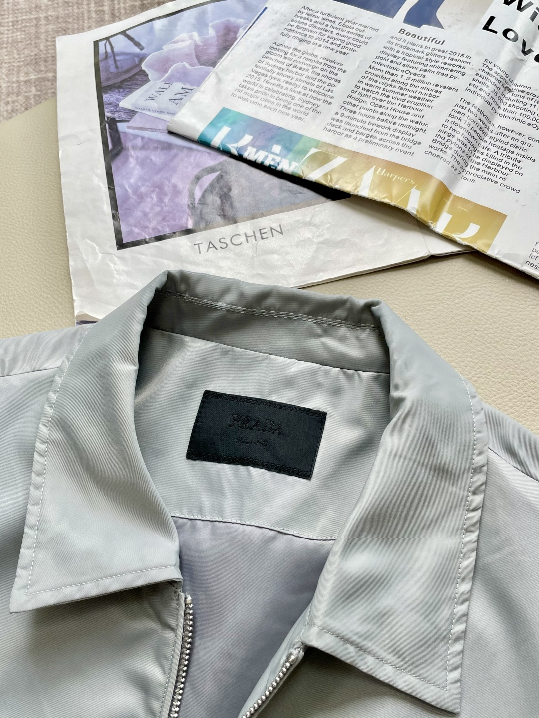 
2025秋冬新款新款 PR*DA 夹克外套  面料舒适柔软 经典的品牌logo装饰设计理念完美 符有独