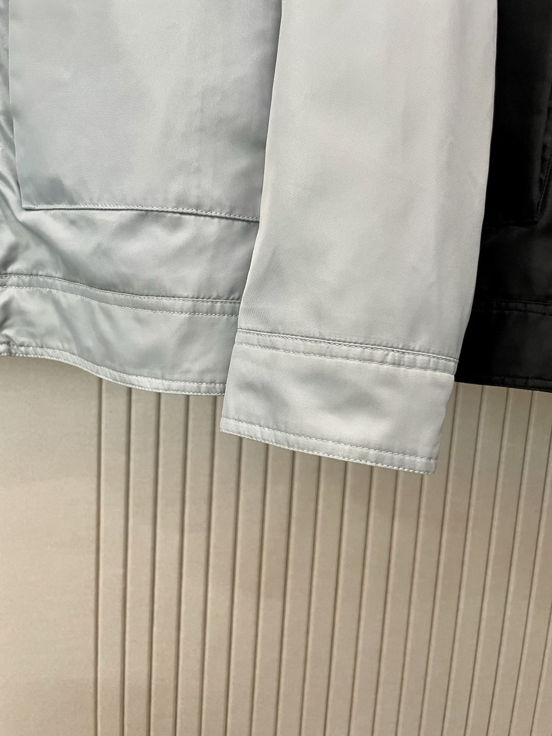 
2025秋冬新款新款 PR*DA 夹克外套  面料舒适柔软 经典的品牌logo装饰设计理念完美 符有独