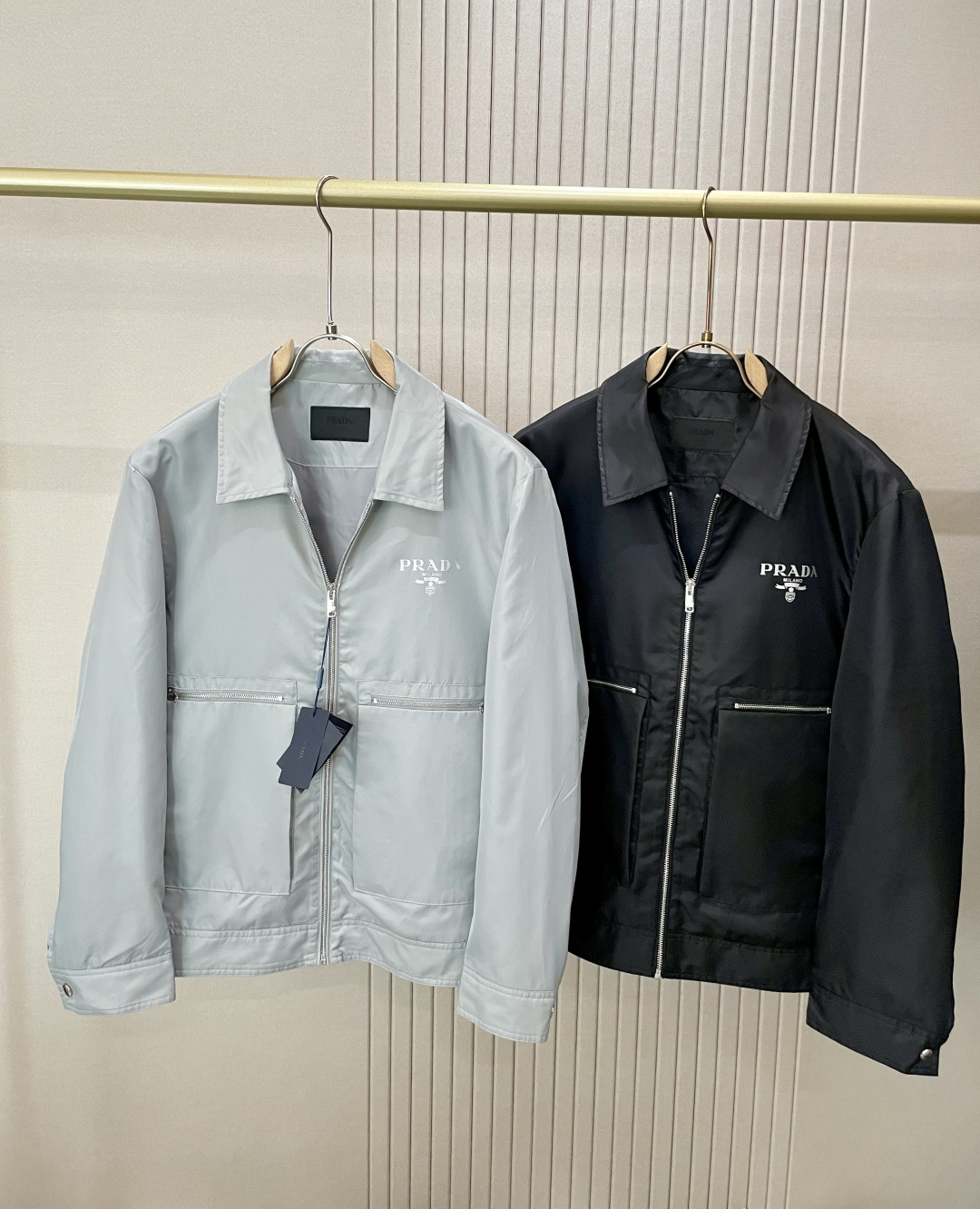 NO:513307,2025 autumn and winter new style PR*DA jacket, comfortable and soft fabric, classic brand logo decoration design concept, unique charm, appropriate design, simple and clear design style, demonstration of generous color matching, color black, gray, size M-3XL,, jackets & coats, jackets & coats, alexander wang198609092025秋冬新款新款 PR*DA 夹克外套 面料舒适柔软 经典的品牌logo装饰设计理念完美 符有独特的魅力 细节的设计恰当好处 简单明了的设计风格 大方色体搭配示范 颜色黑色 灰色 尺码M-3XL,,jackets & coats,jackets & coats,alexander wang,Men's clothing