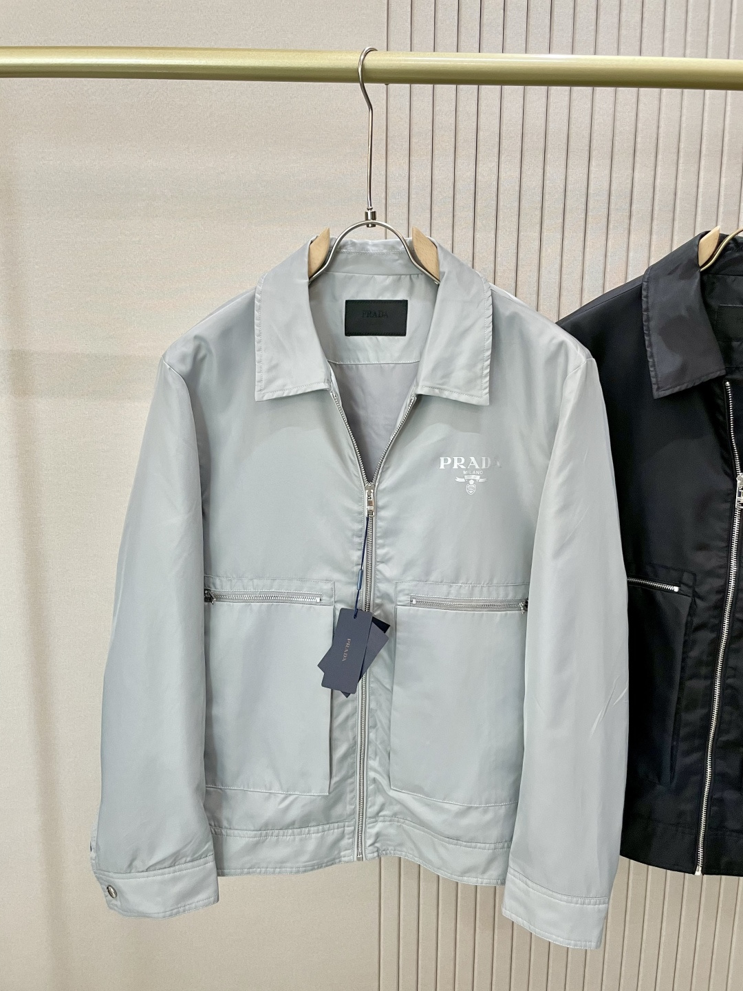 
2025秋冬新款新款 PR*DA 夹克外套  面料舒适柔软 经典的品牌logo装饰设计理念完美 符有独