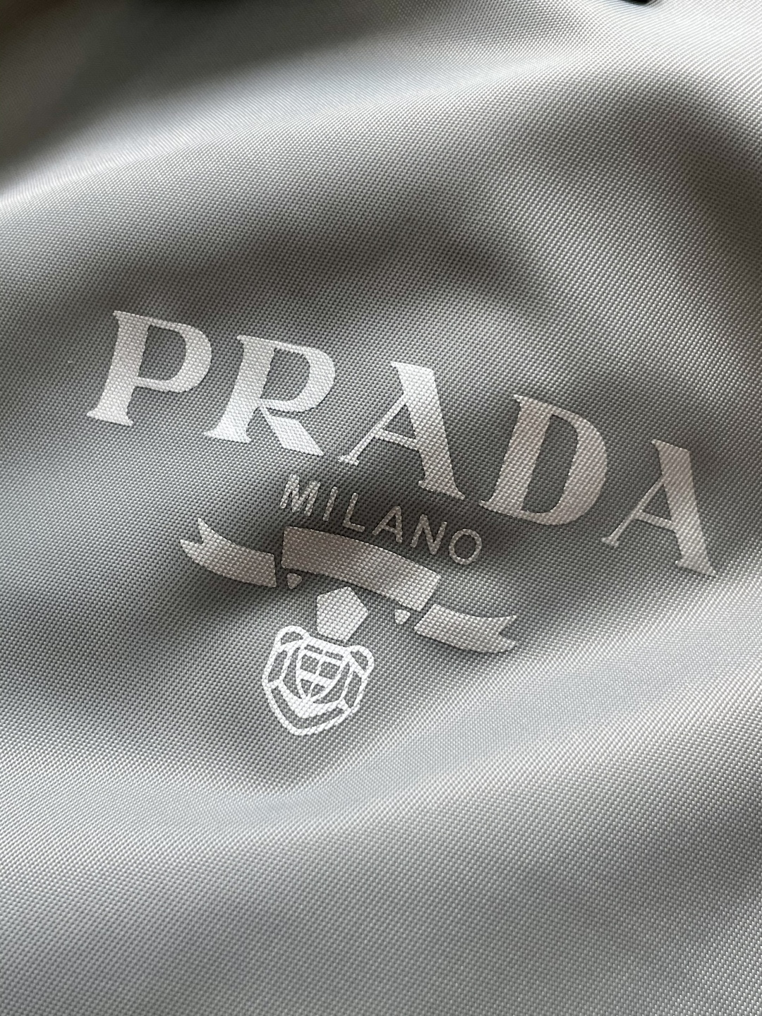 
2025秋冬新款新款 PR*DA 夹克外套  面料舒适柔软 经典的品牌logo装饰设计理念完美 符有独