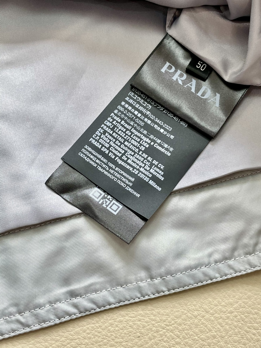 
2025秋冬新款新款 PR*DA 夹克外套  面料舒适柔软 经典的品牌logo装饰设计理念完美 符有独