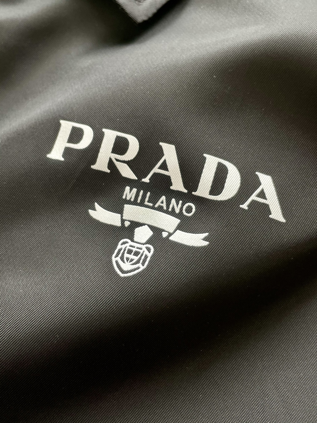 
2025秋冬新款新款 PR*DA 夹克外套  面料舒适柔软 经典的品牌logo装饰设计理念完美 符有独