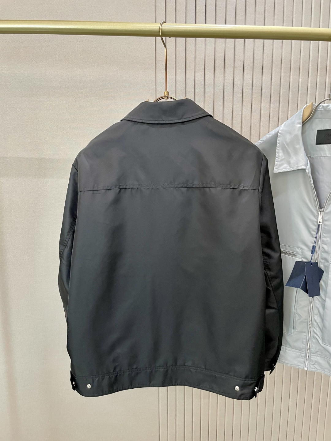 
2025秋冬新款新款 PR*DA 夹克外套  面料舒适柔软 经典的品牌logo装饰设计理念完美 符有独