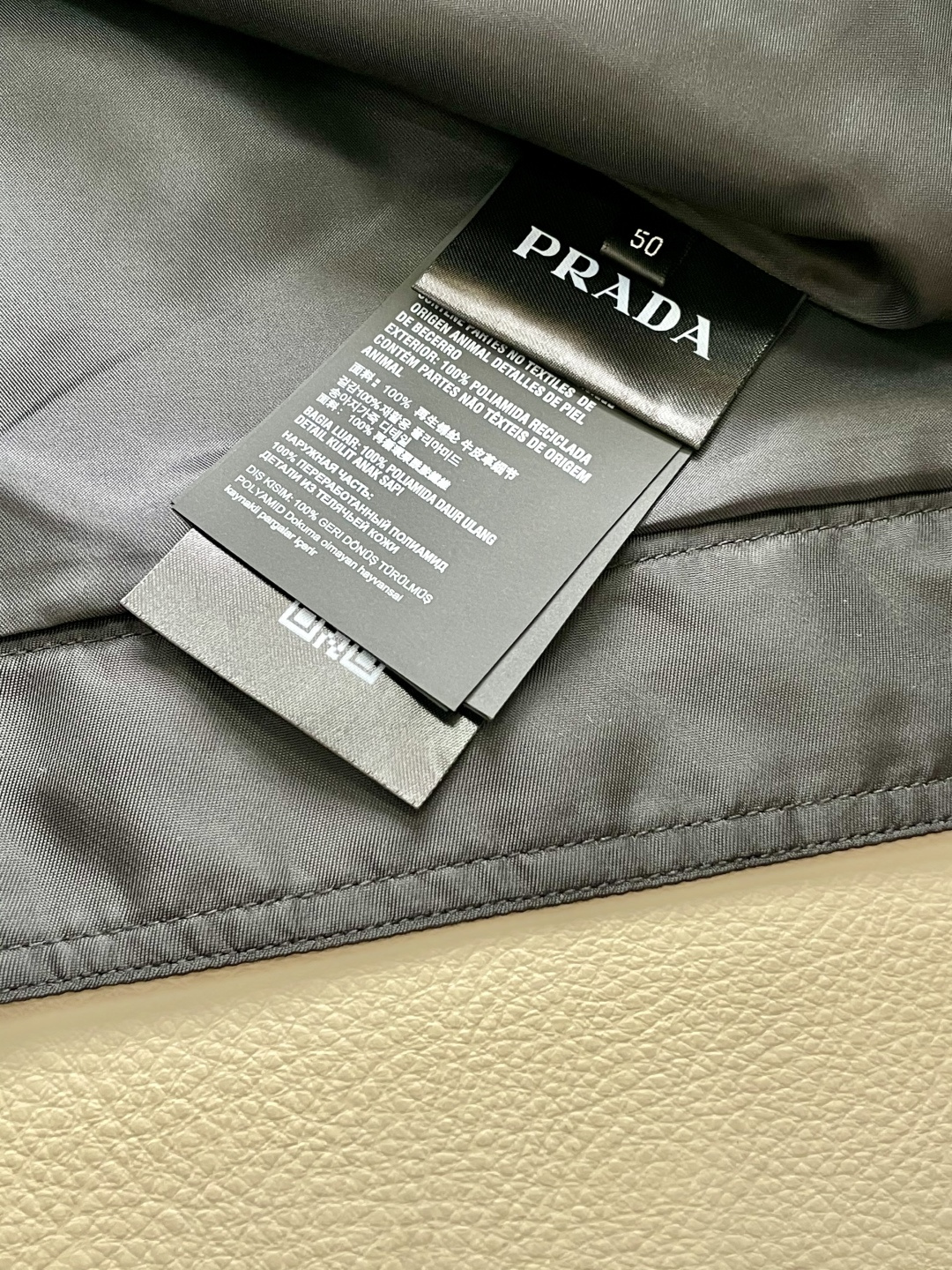 
2025秋冬新款新款 PR*DA 夹克外套  面料舒适柔软 经典的品牌logo装饰设计理念完美 符有独