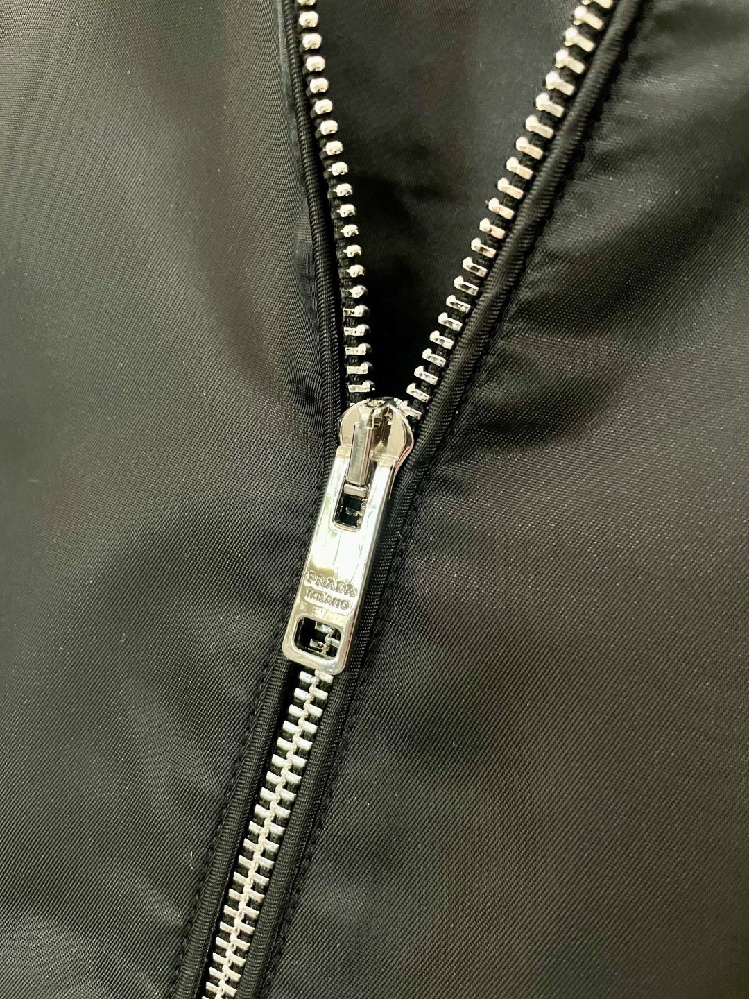 
2025秋冬新款新款 PR*DA 夹克外套  面料舒适柔软 经典的品牌logo装饰设计理念完美 符有独