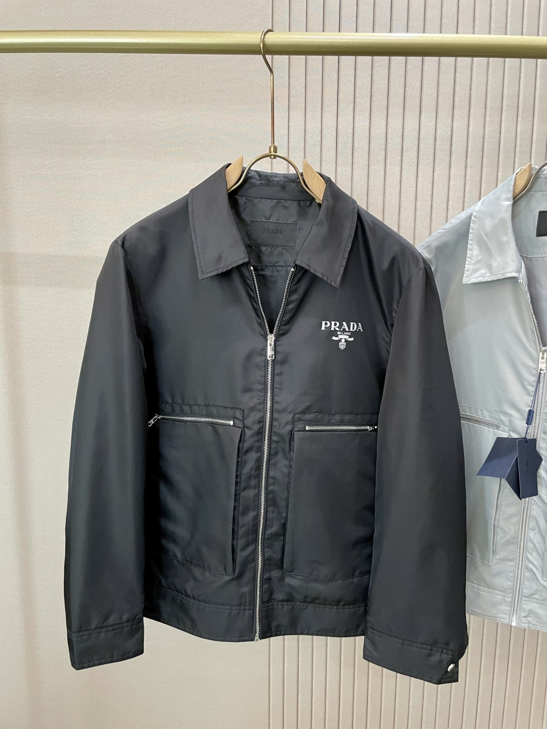 
2025秋冬新款新款 PR*DA 夹克外套  面料舒适柔软 经典的品牌logo装饰设计理念完美 符有独