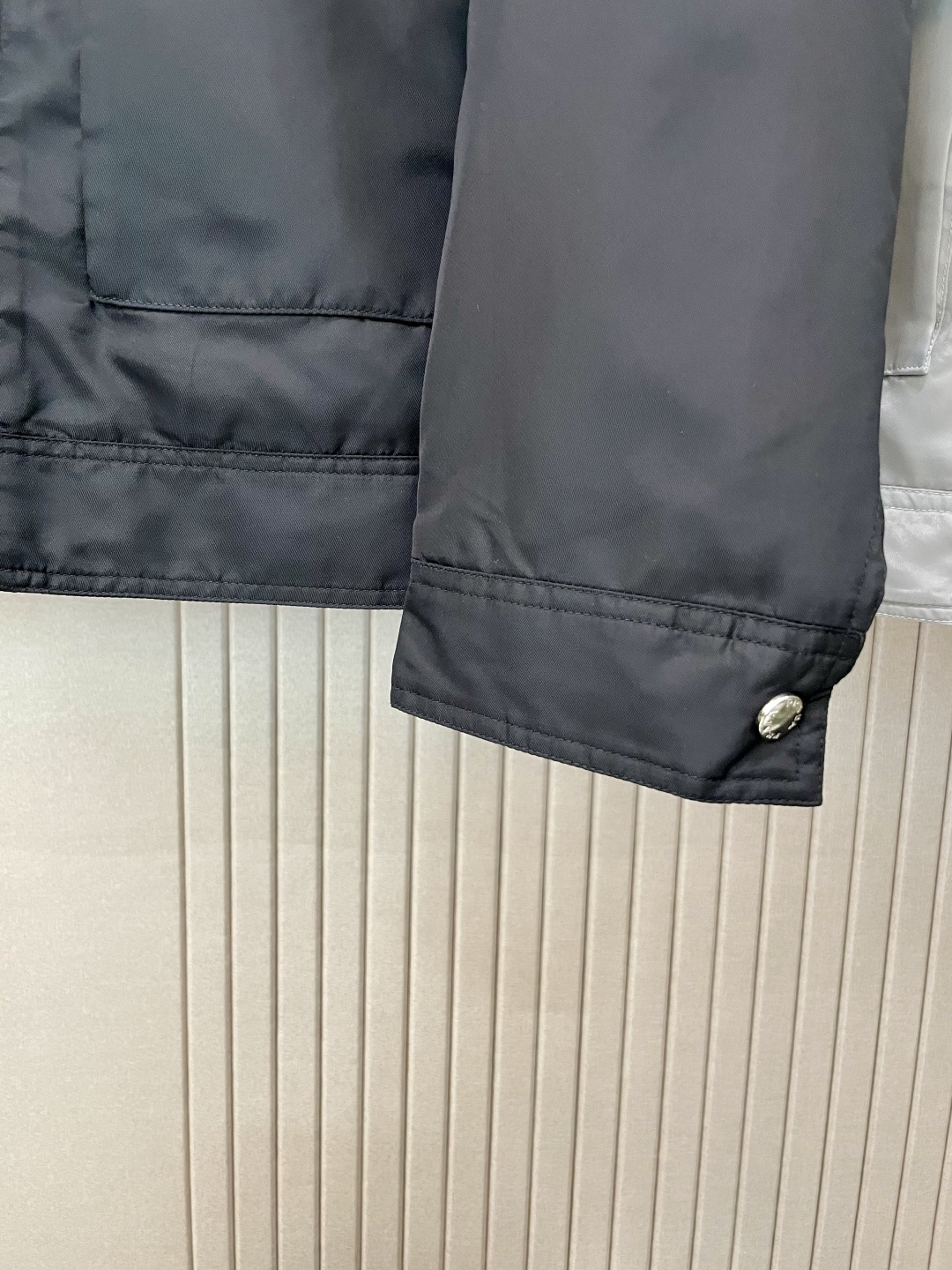 
2025秋冬新款新款 PR*DA 夹克外套  面料舒适柔软 经典的品牌logo装饰设计理念完美 符有独