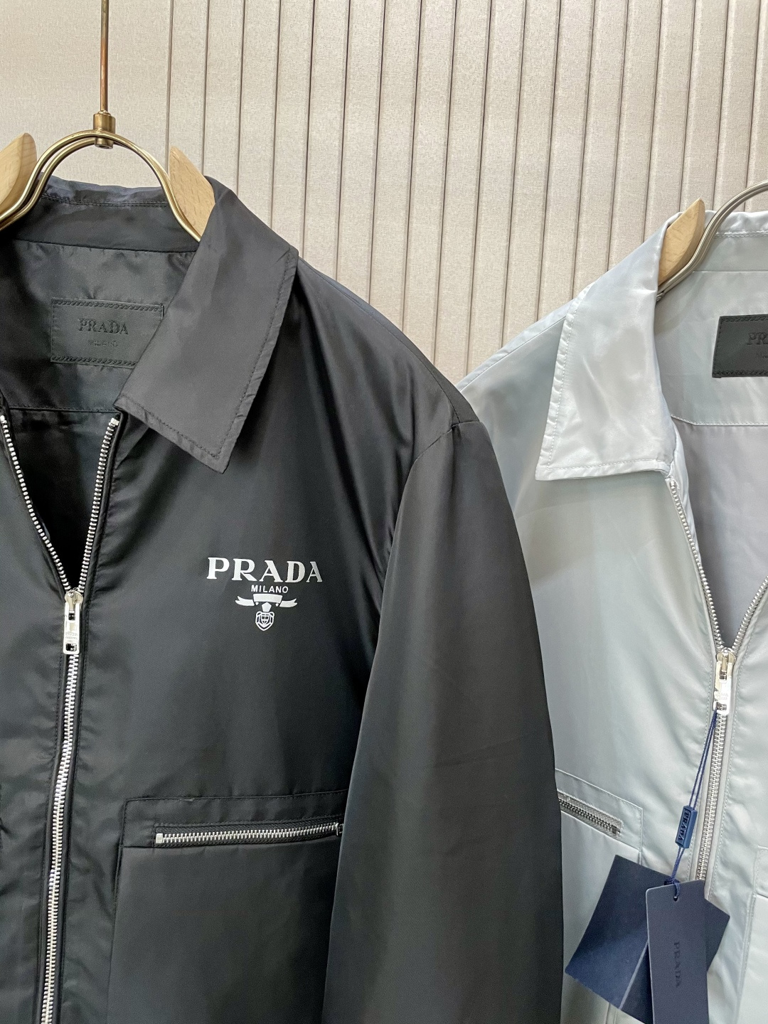 
2025秋冬新款新款 PR*DA 夹克外套  面料舒适柔软 经典的品牌logo装饰设计理念完美 符有独