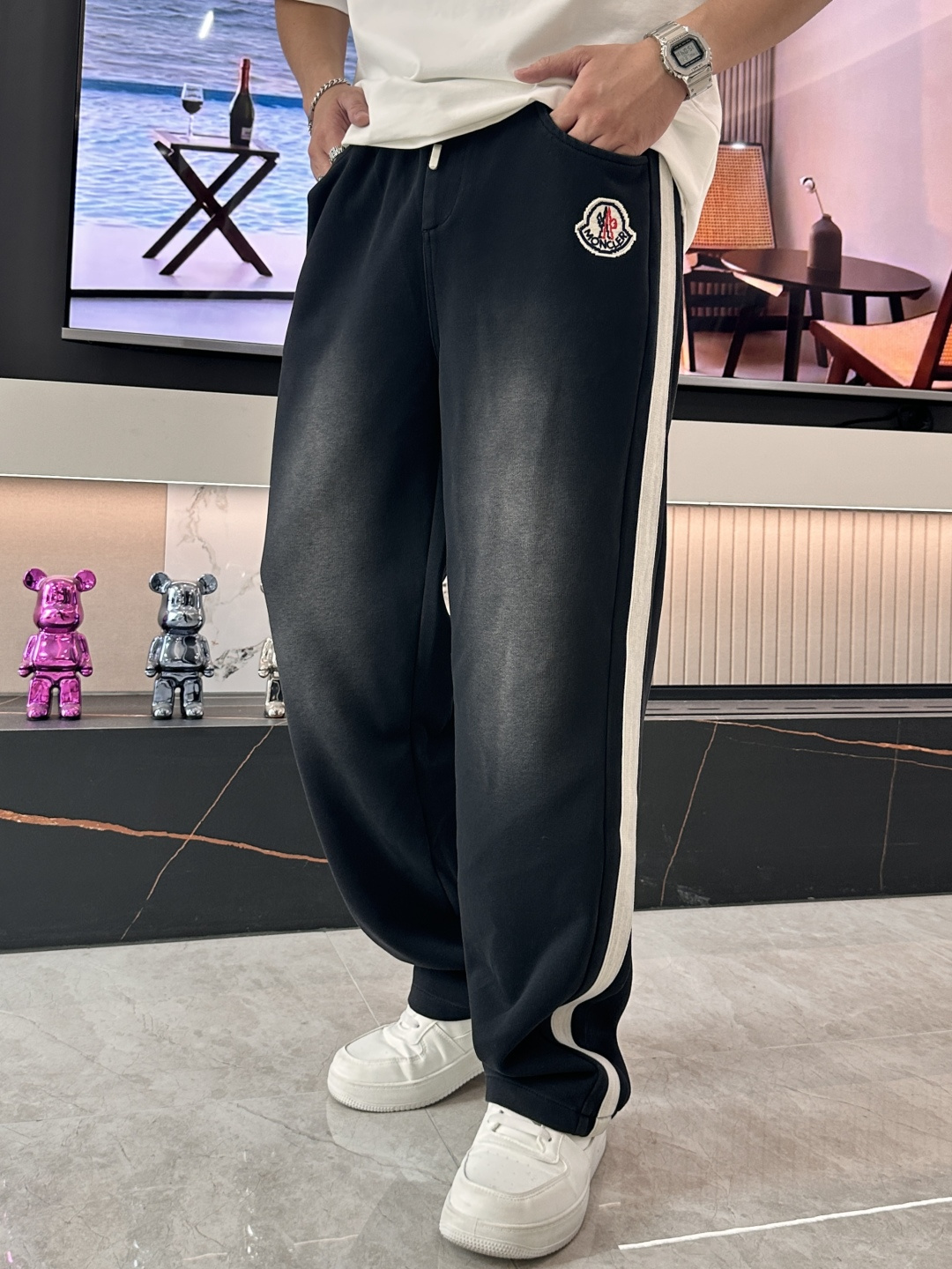 NO:531927,The latest casual pants in autumn and winter are a must-have for trendy people. The style is excellent and can repair various leg shapes very well. It is very personal!  Soft and sweat-relieving, extremely comfortable. Customized elastic rubber at the waist of the trouser legs and original auxiliary materials. The upper body is sports and casual and fashionable, and is essential for leisure and traveling. Size 29-36,,Moncler,alexander wang19860909蒙口 秋冬最新休闲裤 潮人必备 版型超赞,能很好的修复各种腿型,非常个性！柔软排汗,舒适度极高.裤腿腰部订制松紧橡筋、原版辅料细节.上身运动休闲时尚,出街休闲、外出旅游必备. 尺码29-36,,Moncler,alexander wang,Men's clothing