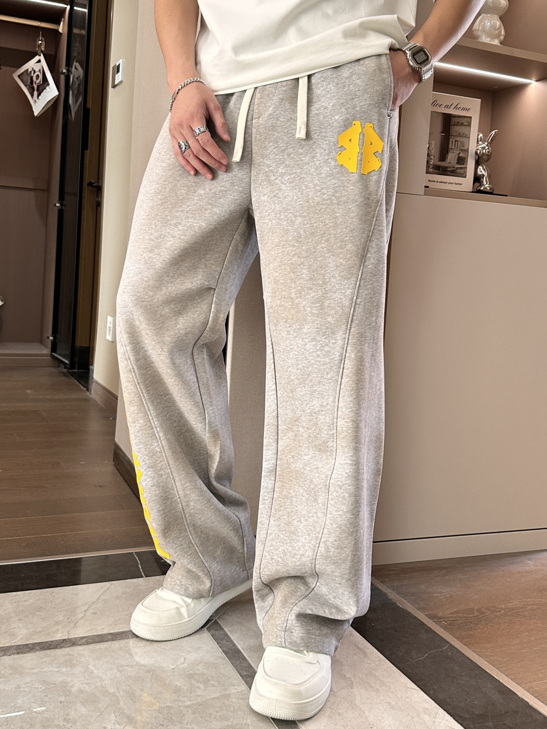 
巴黎世家  2025秋冬最新休闲裤 潮人必备 版型超赞，能很好的修复各种腿型，非常个性！柔软排汗，舒适