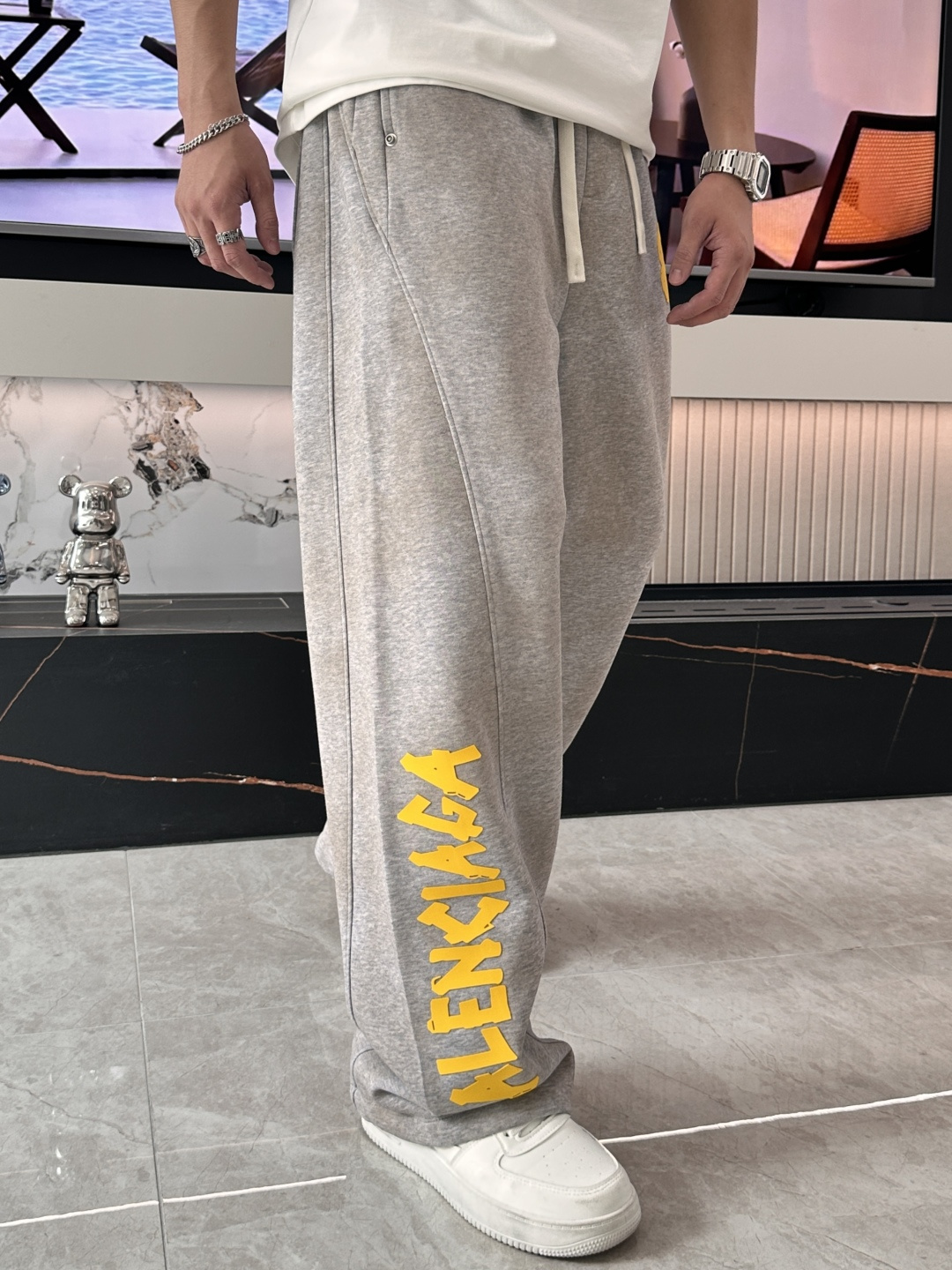 
巴黎世家  2025秋冬最新休闲裤 潮人必备 版型超赞，能很好的修复各种腿型，非常个性！柔软排汗，舒适