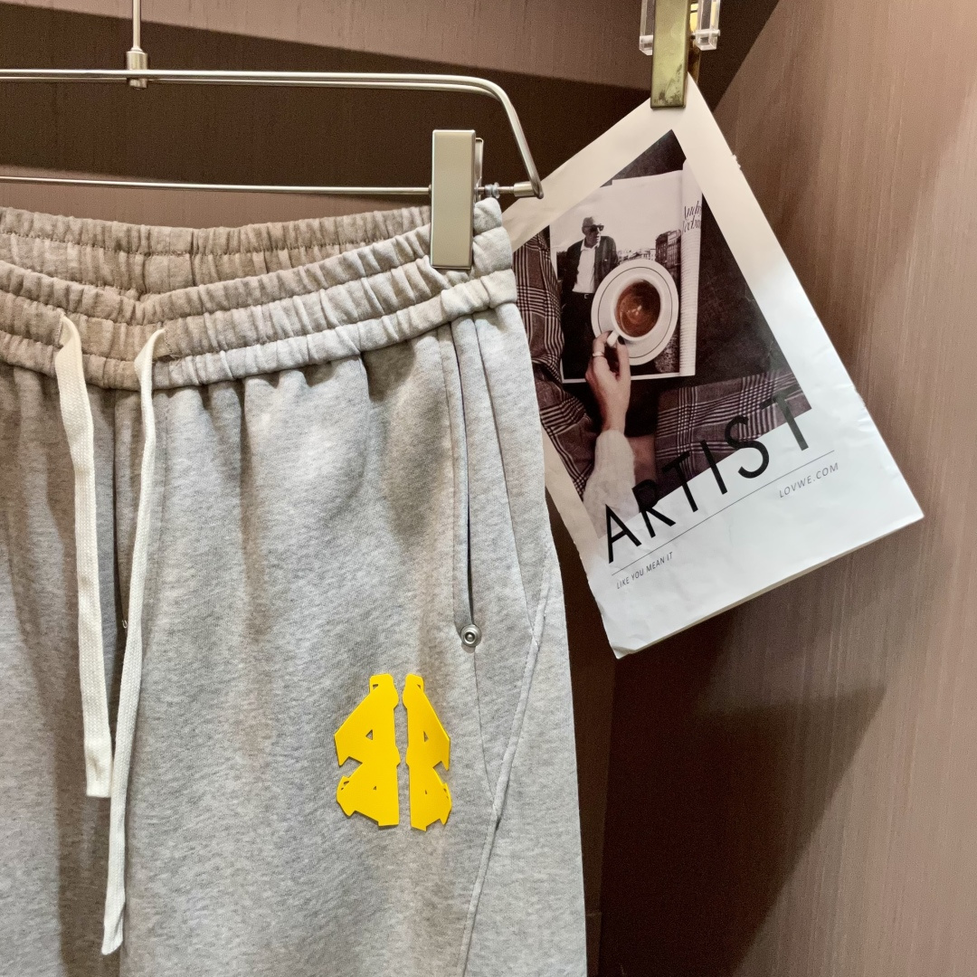 
巴黎世家  2025秋冬最新休闲裤 潮人必备 版型超赞，能很好的修复各种腿型，非常个性！柔软排汗，舒适