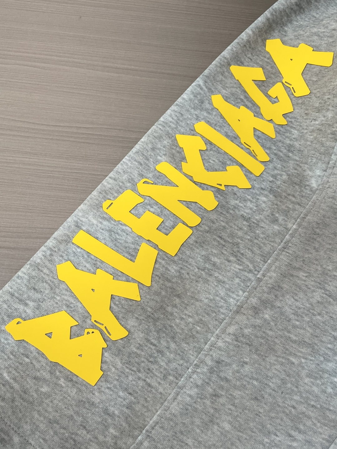 
巴黎世家  2025秋冬最新休闲裤 潮人必备 版型超赞，能很好的修复各种腿型，非常个性！柔软排汗，舒适