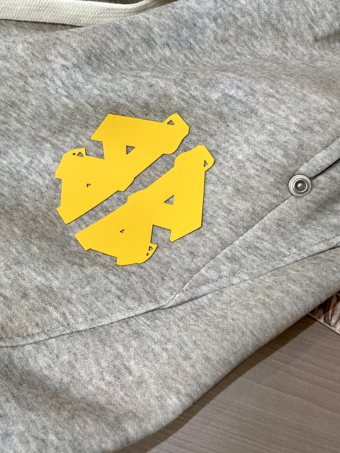 
巴黎世家  2025秋冬最新休闲裤 潮人必备 版型超赞，能很好的修复各种腿型，非常个性！柔软排汗，舒适