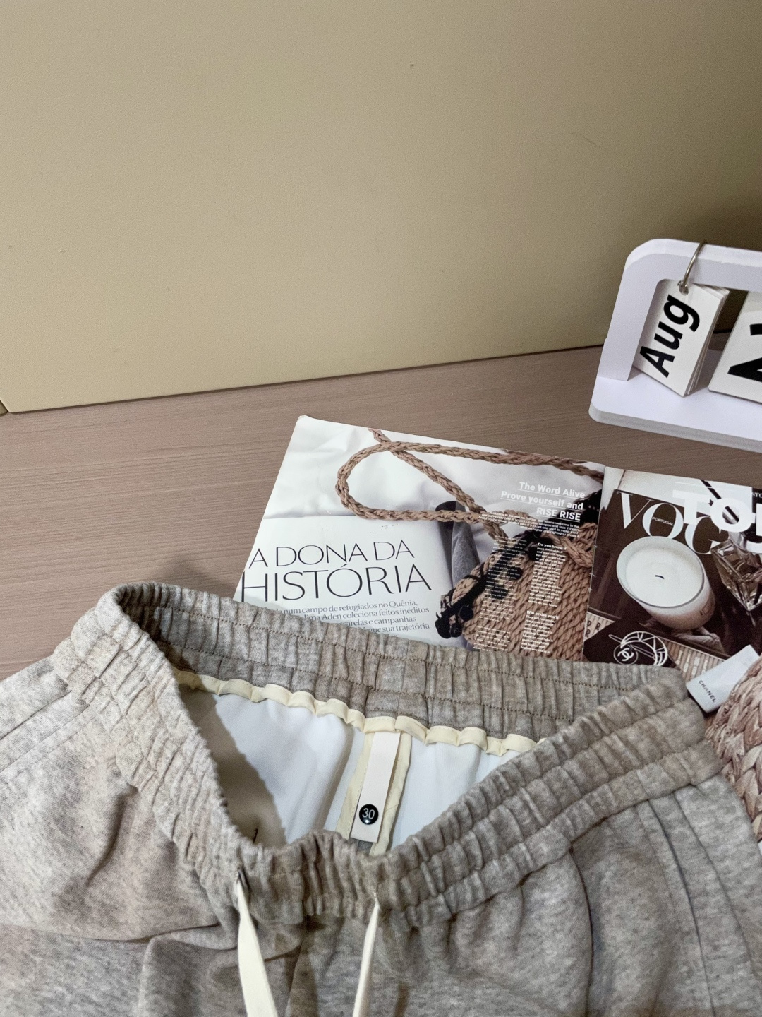 
巴黎世家  2025秋冬最新休闲裤 潮人必备 版型超赞，能很好的修复各种腿型，非常个性！柔软排汗，舒适