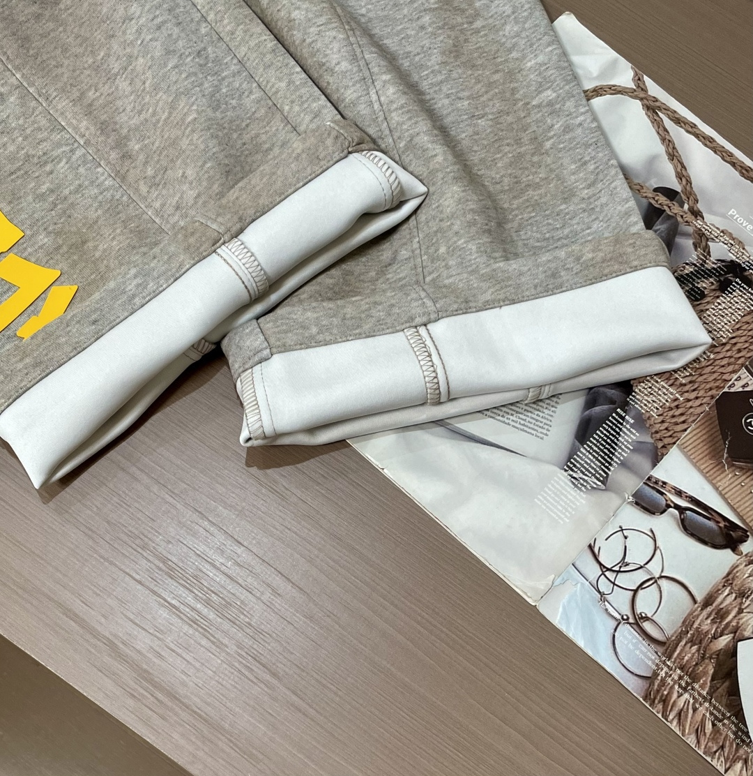 
巴黎世家  2025秋冬最新休闲裤 潮人必备 版型超赞，能很好的修复各种腿型，非常个性！柔软排汗，舒适