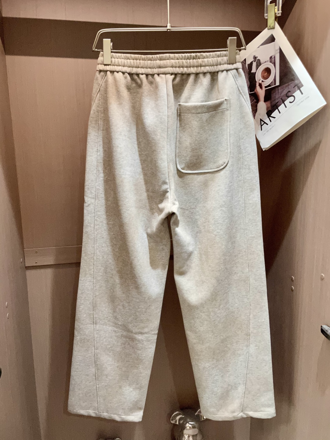 
巴黎世家  2025秋冬最新休闲裤 潮人必备 版型超赞，能很好的修复各种腿型，非常个性！柔软排汗，舒适