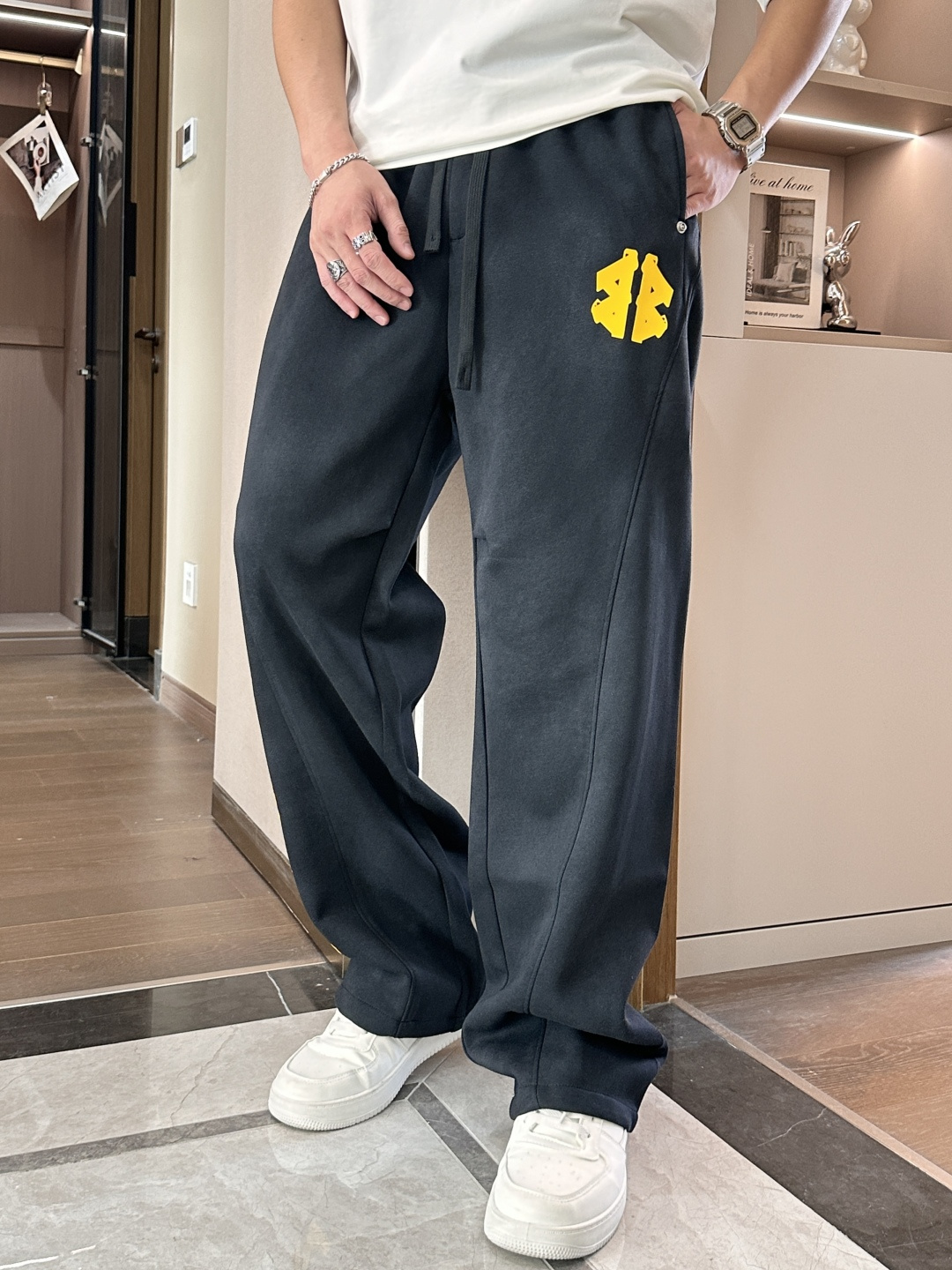 
巴黎世家  2025秋冬最新休闲裤 潮人必备 版型超赞，能很好的修复各种腿型，非常个性！柔软排汗，舒适