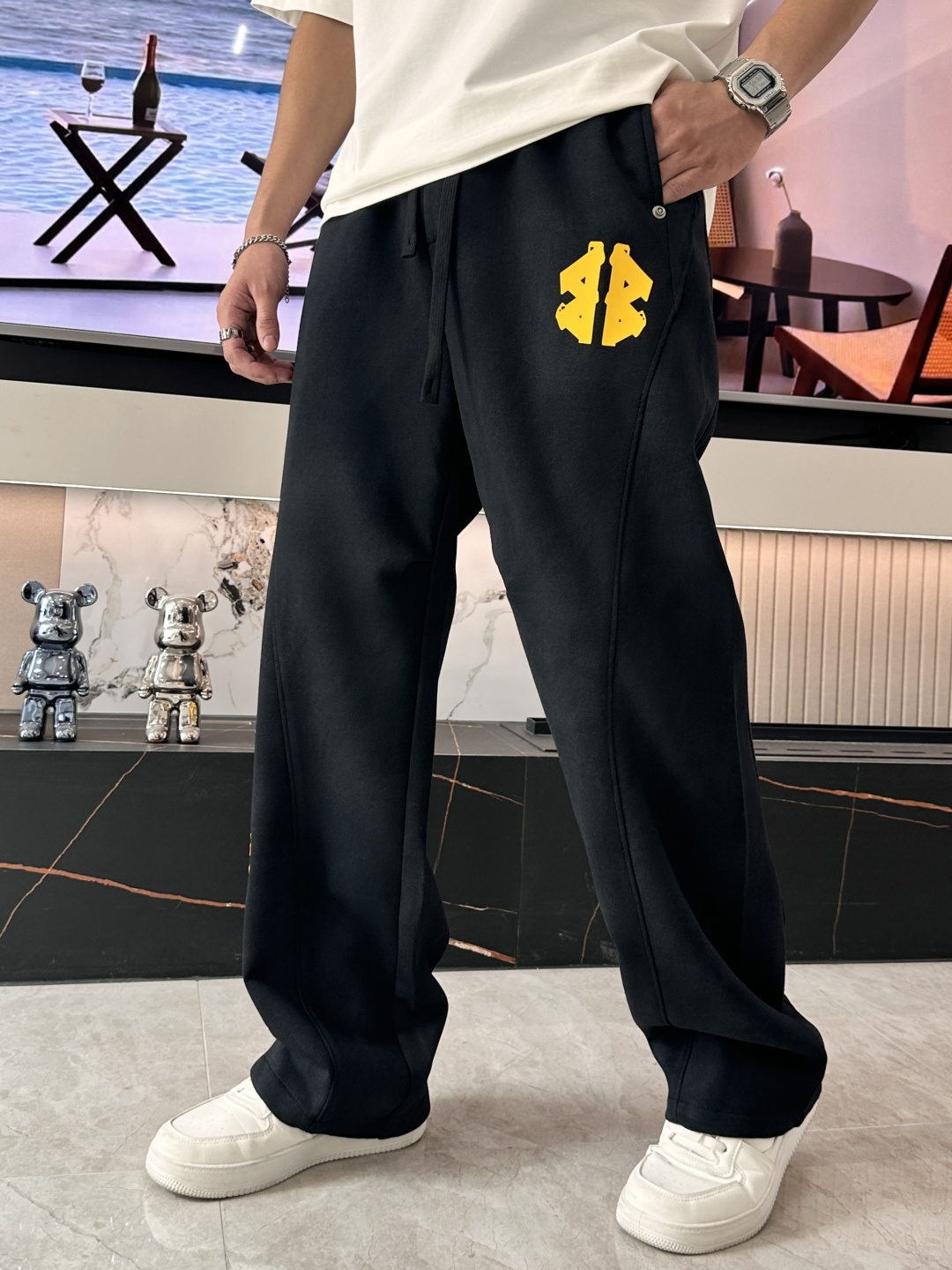 
巴黎世家  2025秋冬最新休闲裤 潮人必备 版型超赞，能很好的修复各种腿型，非常个性！柔软排汗，舒适