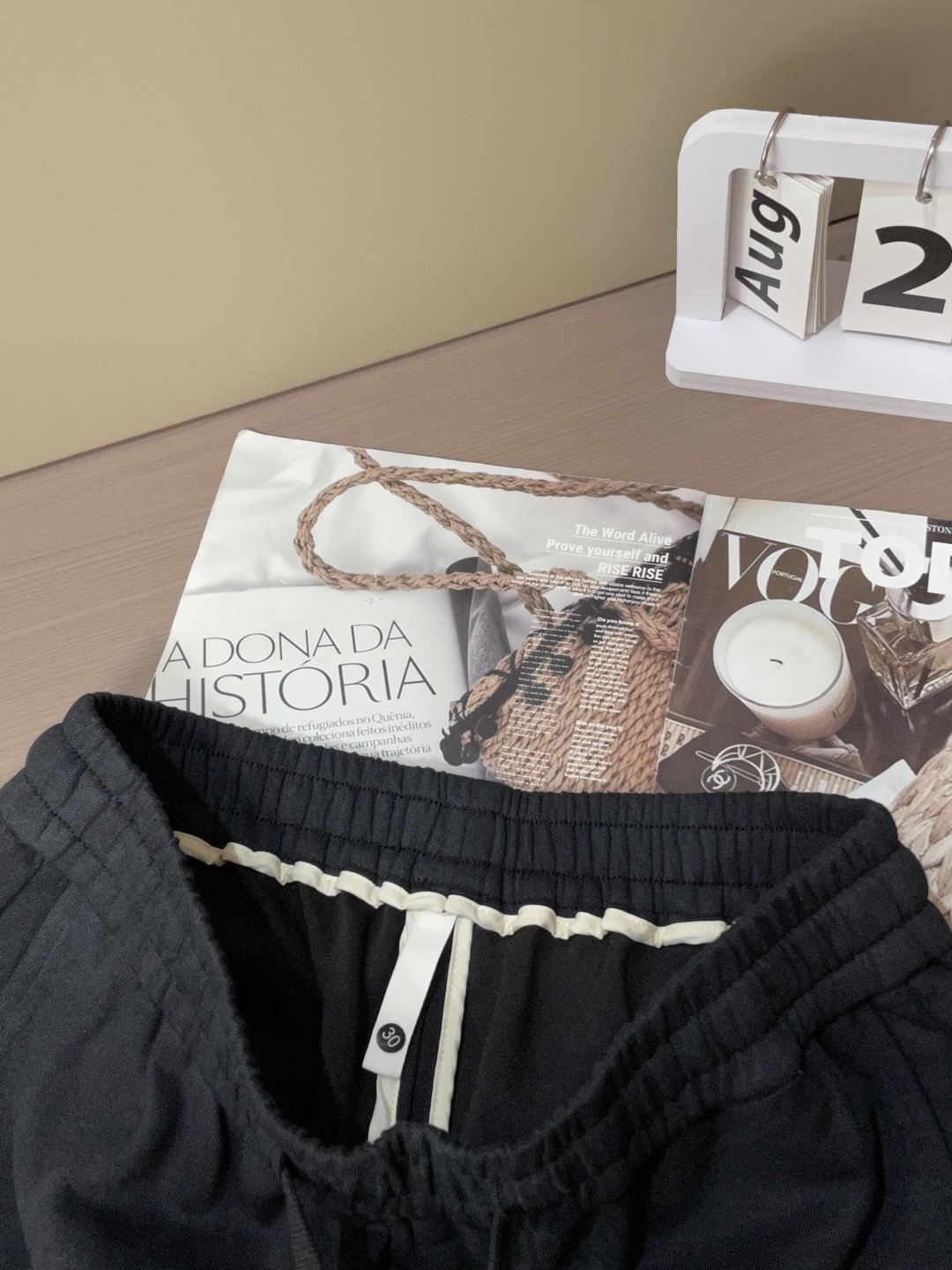 
巴黎世家  2025秋冬最新休闲裤 潮人必备 版型超赞，能很好的修复各种腿型，非常个性！柔软排汗，舒适