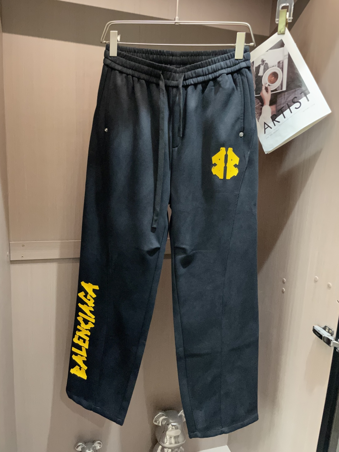 
巴黎世家  2025秋冬最新休闲裤 潮人必备 版型超赞，能很好的修复各种腿型，非常个性！柔软排汗，舒适