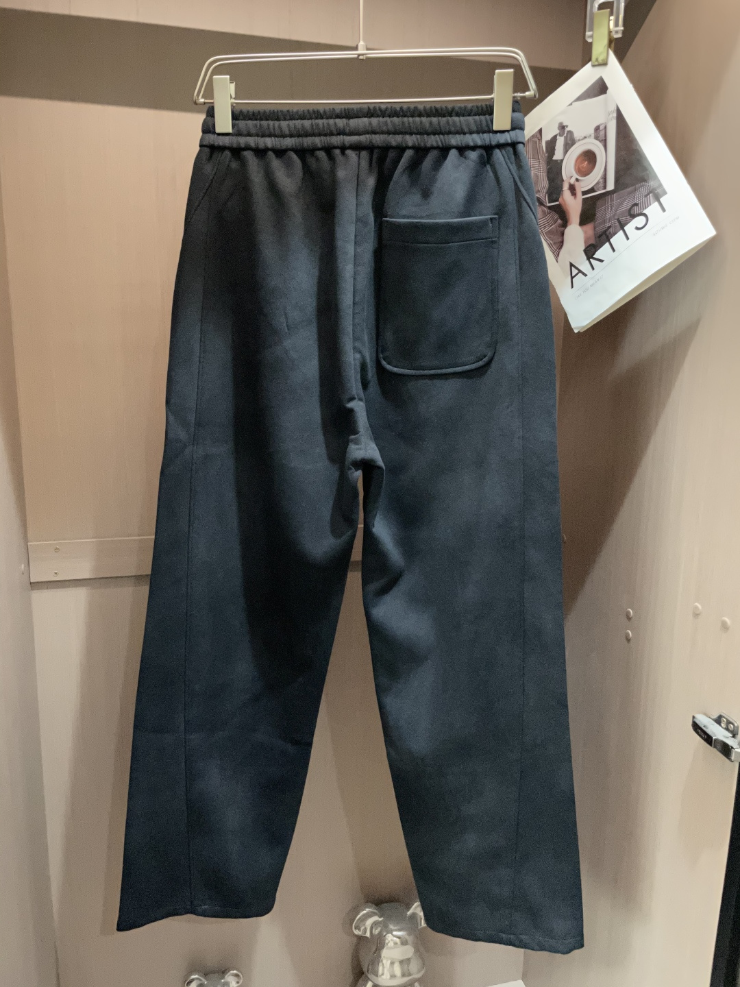 
巴黎世家  2025秋冬最新休闲裤 潮人必备 版型超赞，能很好的修复各种腿型，非常个性！柔软排汗，舒适