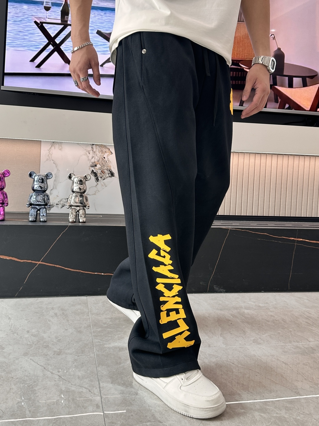 
巴黎世家  2025秋冬最新休闲裤 潮人必备 版型超赞，能很好的修复各种腿型，非常个性！柔软排汗，舒适