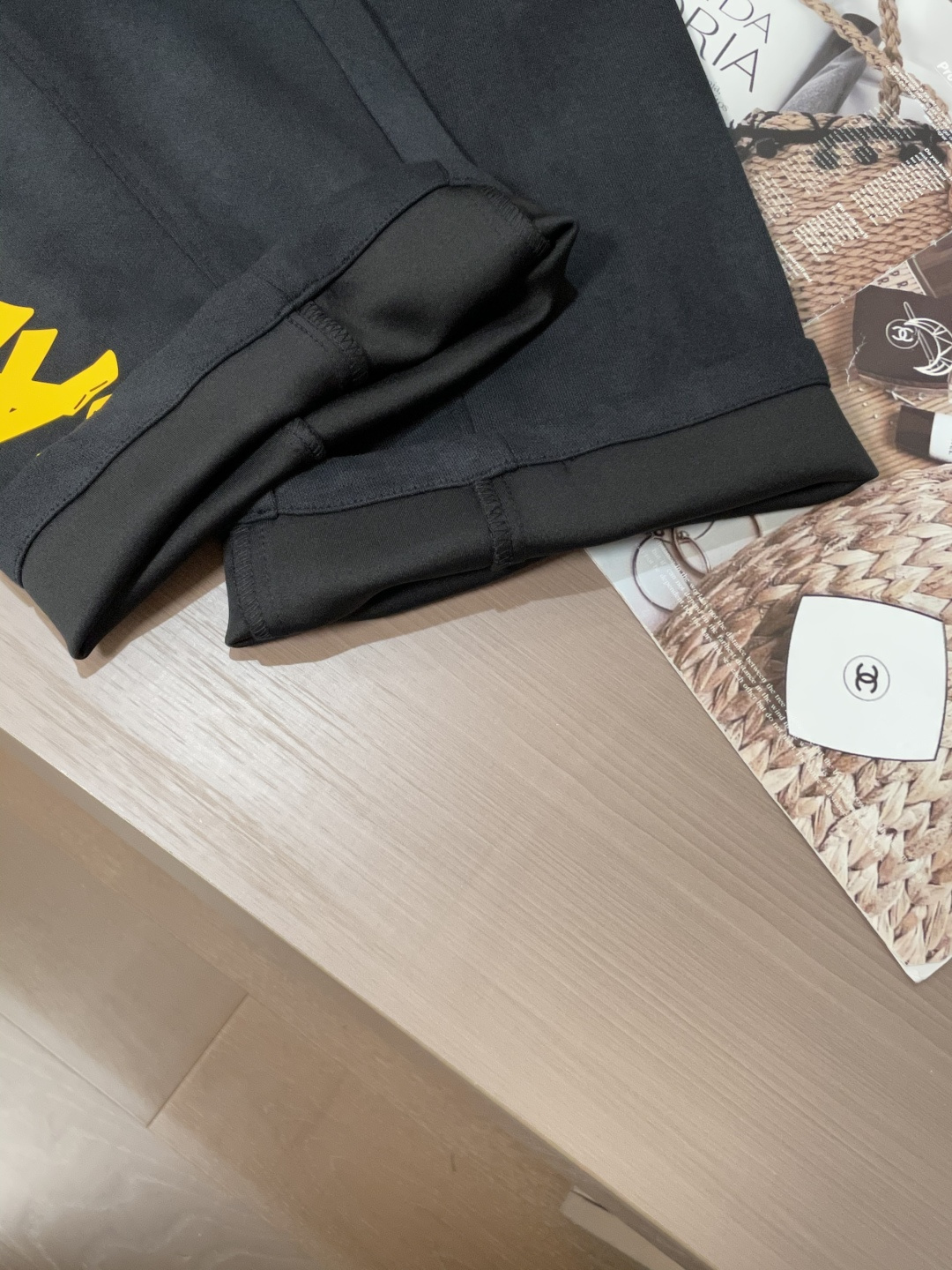 
巴黎世家  2025秋冬最新休闲裤 潮人必备 版型超赞，能很好的修复各种腿型，非常个性！柔软排汗，舒适