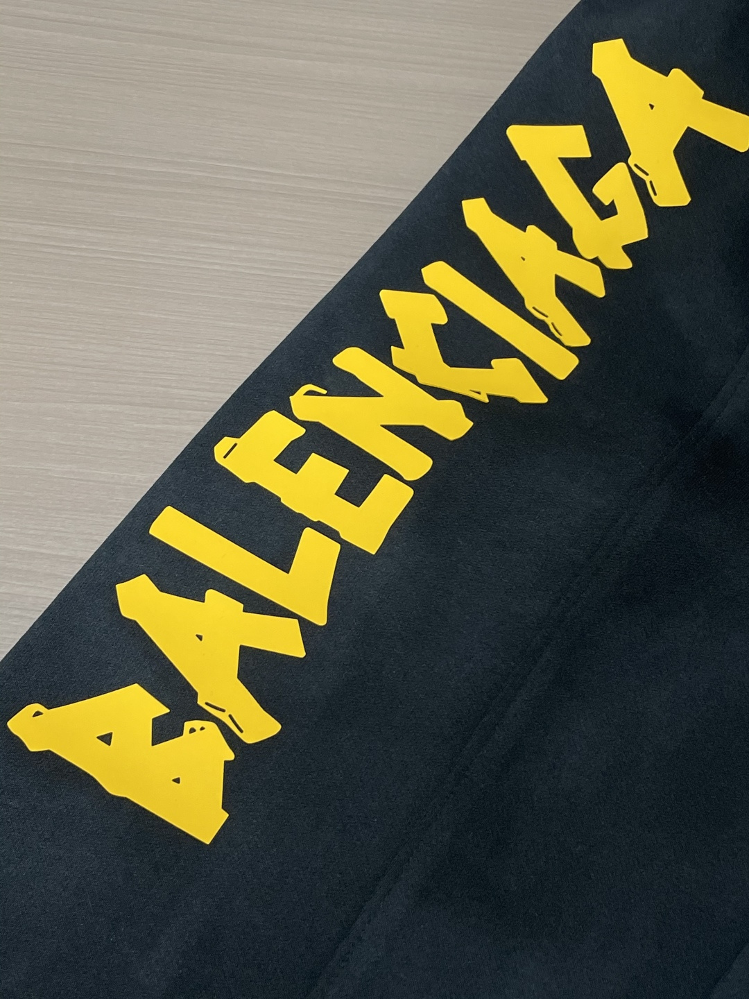 
巴黎世家  2025秋冬最新休闲裤 潮人必备 版型超赞，能很好的修复各种腿型，非常个性！柔软排汗，舒适