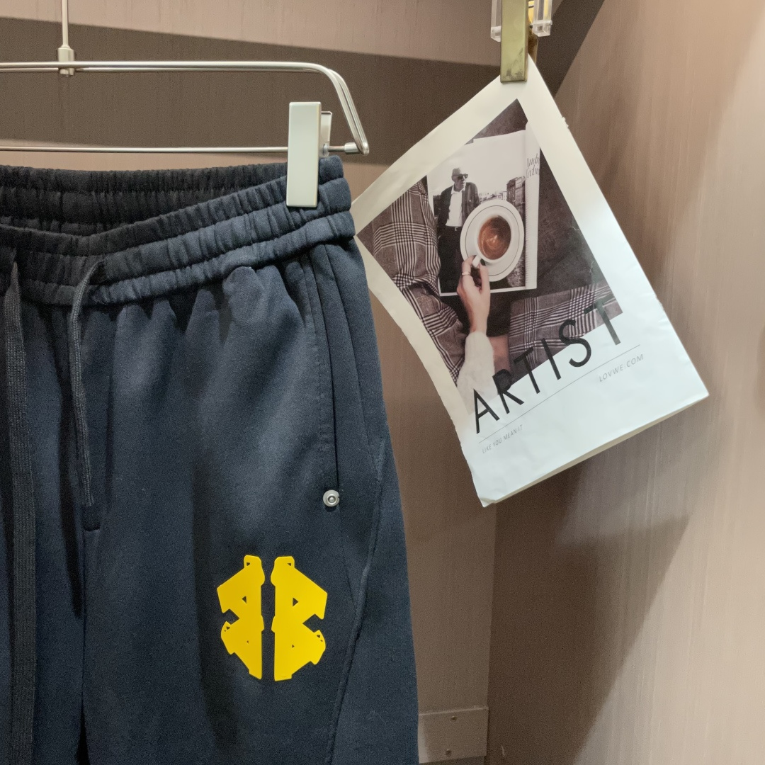 
巴黎世家  2025秋冬最新休闲裤 潮人必备 版型超赞，能很好的修复各种腿型，非常个性！柔软排汗，舒适