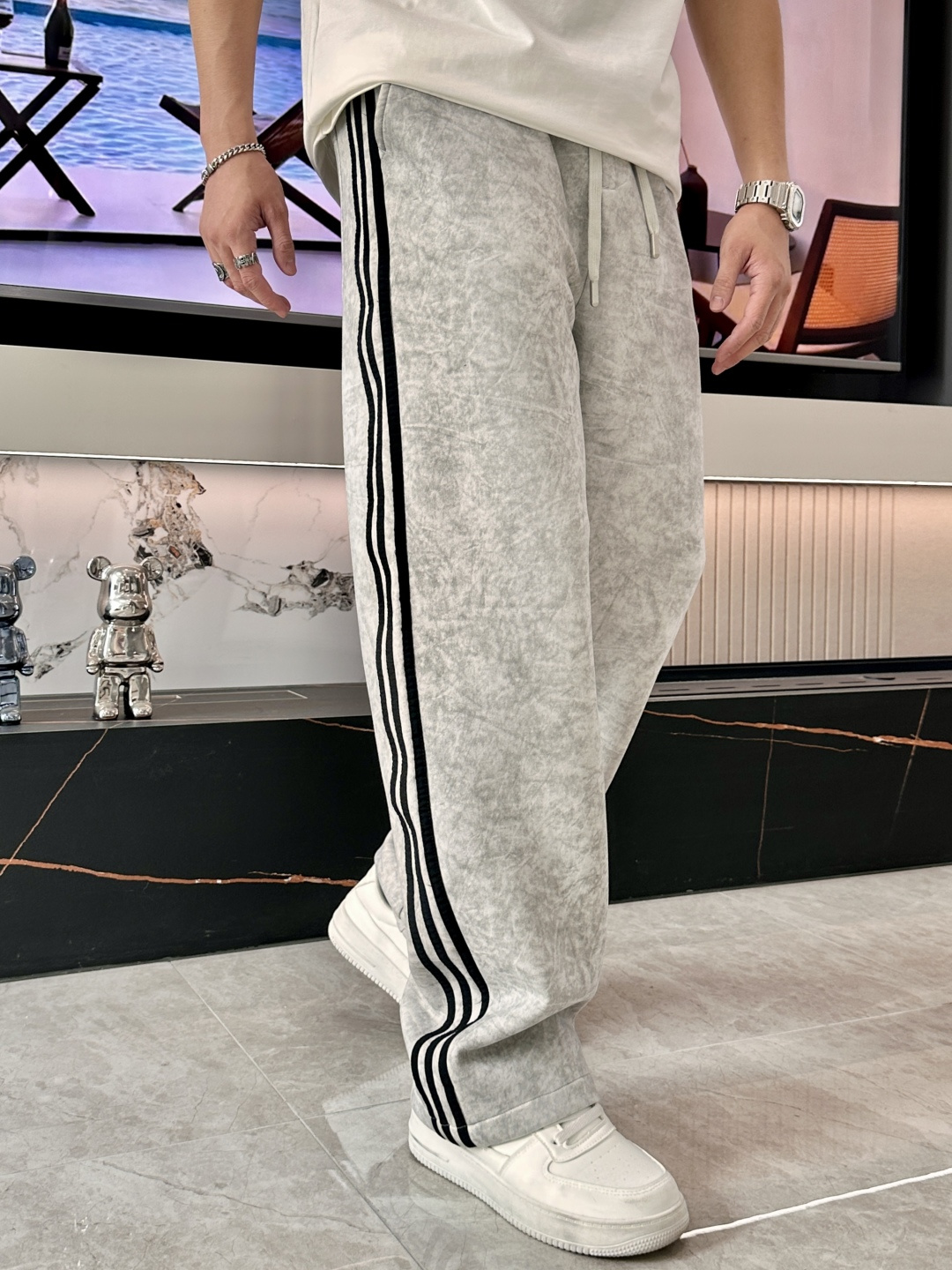 
Y-3  2025秋冬最新休闲裤 潮人必备 版型超赞，能很好的修复各种腿型，非常个性！柔软排汗，舒适度