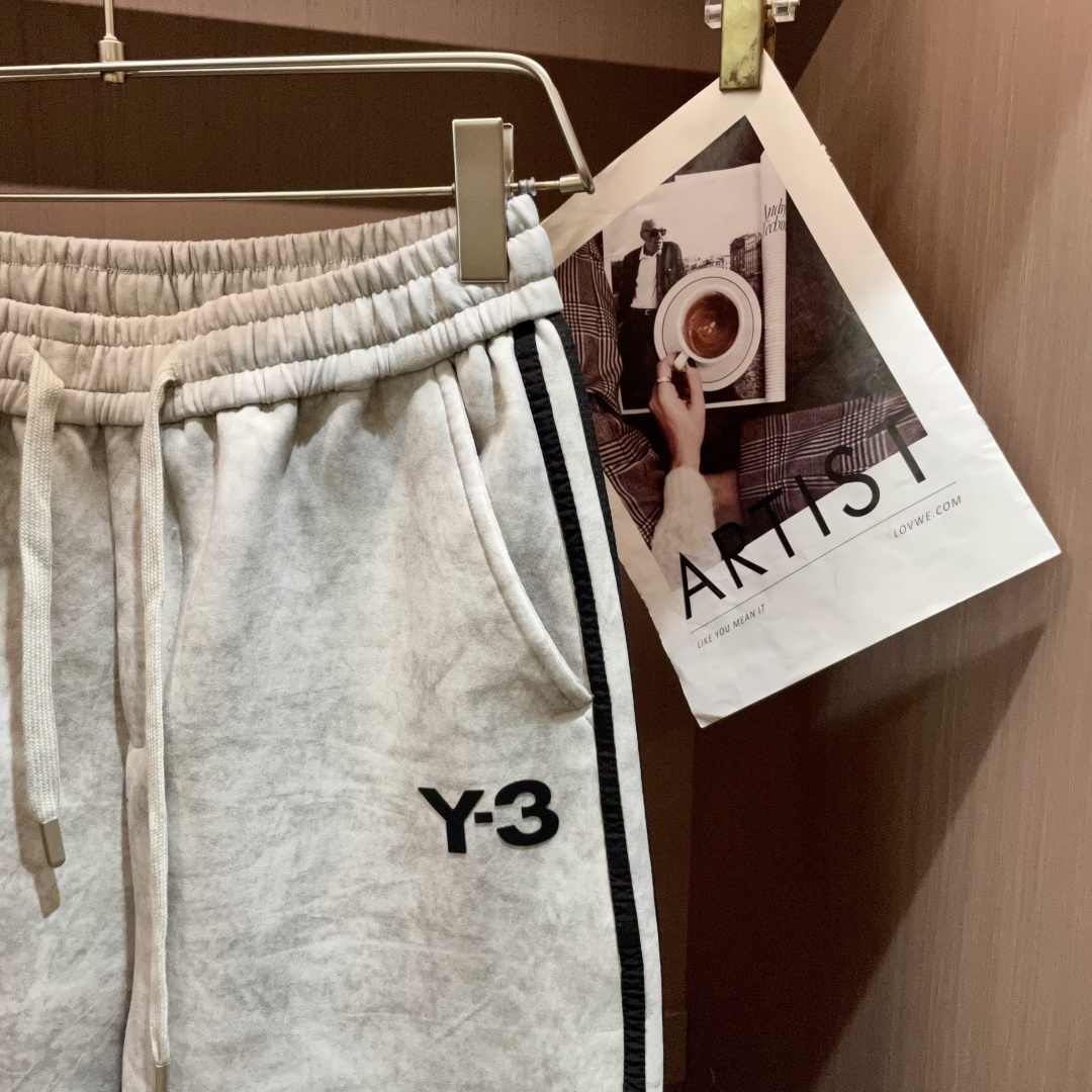 
Y-3  2025秋冬最新休闲裤 潮人必备 版型超赞，能很好的修复各种腿型，非常个性！柔软排汗，舒适度