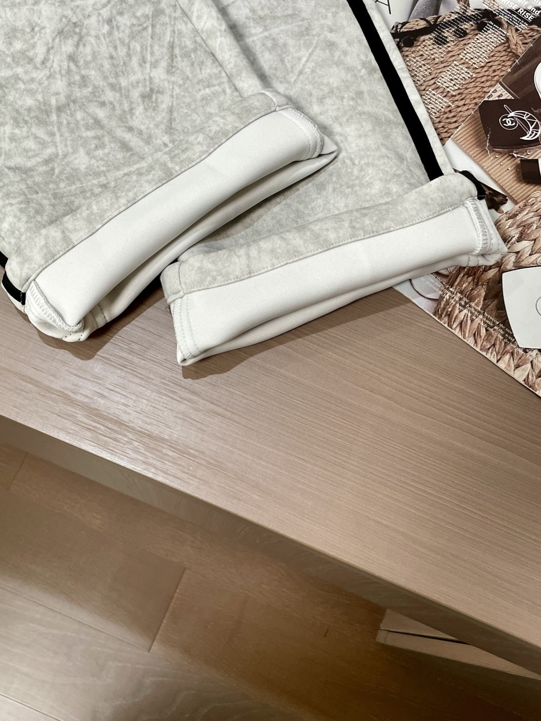 
Y-3  2025秋冬最新休闲裤 潮人必备 版型超赞，能很好的修复各种腿型，非常个性！柔软排汗，舒适度